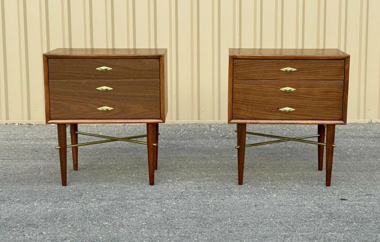 1960s Brass Cross Mid-Century Modern American Martinsville Nightstands

Pair of stunning and unique Mid Century Modern walnut and brass cross accents nightstands by American Of Martinsville

Check out the pulls and those cross bars on the bottom