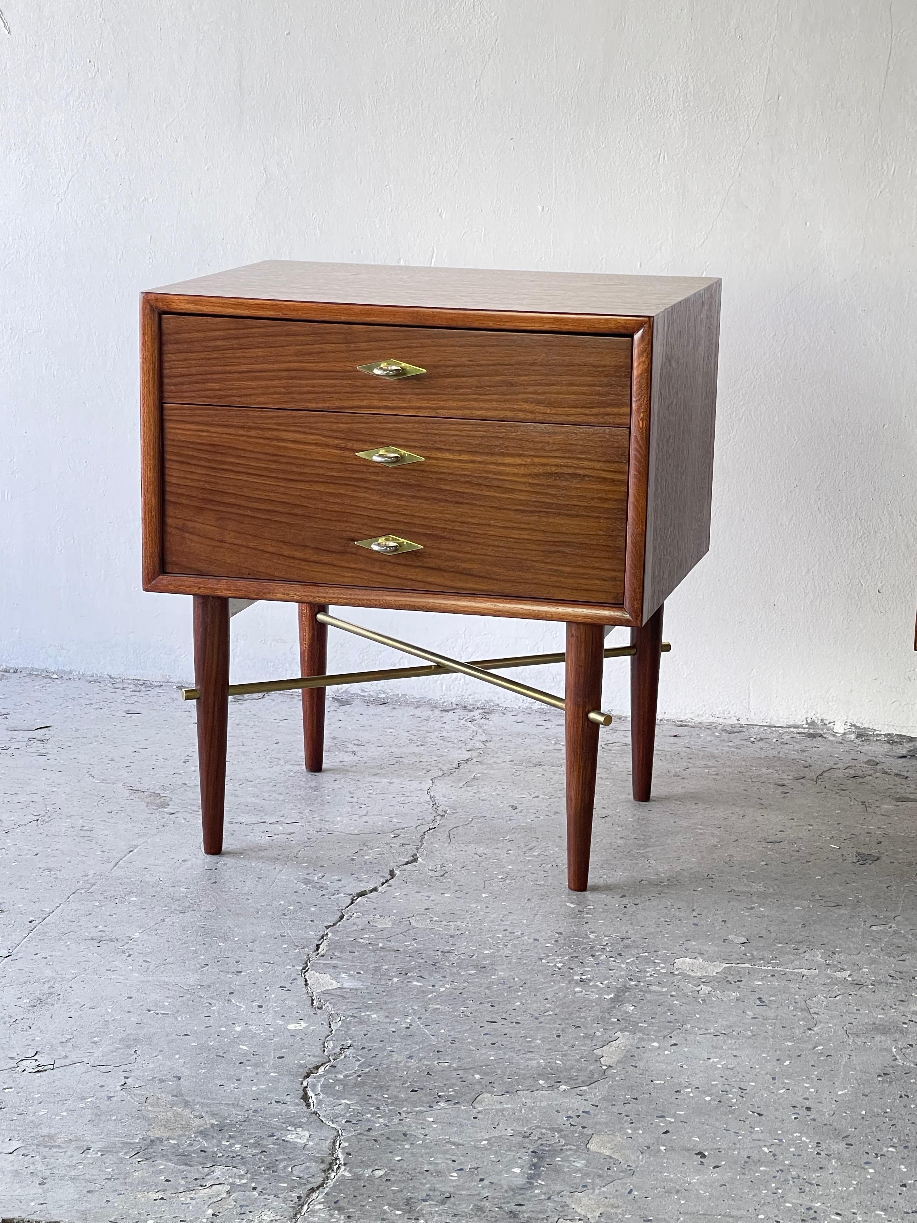 1960s Brass Cross Mid-Century Modern American Martinsville Nightstands

Pair of stunning and unique Mid Century Modern walnut and brass cross accents nightstands by American Of Martinsville

Check out the pulls and those cross bars on the bottom