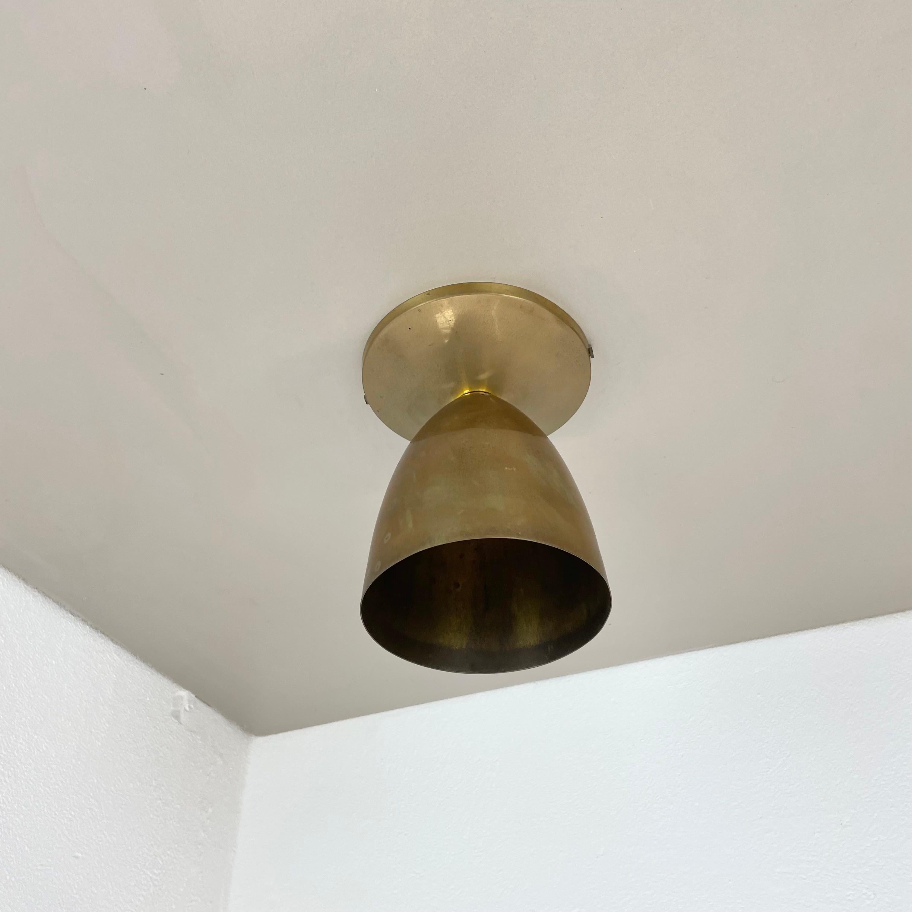 Article :

plafonnier en laiton



Origine :

Italie



Âge :

1950s



Ce luminaire moderniste vintage a été produit dans les années 1950 en Italie. Le luminaire est en laiton avec un joli élément d'abat-jour formé. Le luminaire a une forme très
