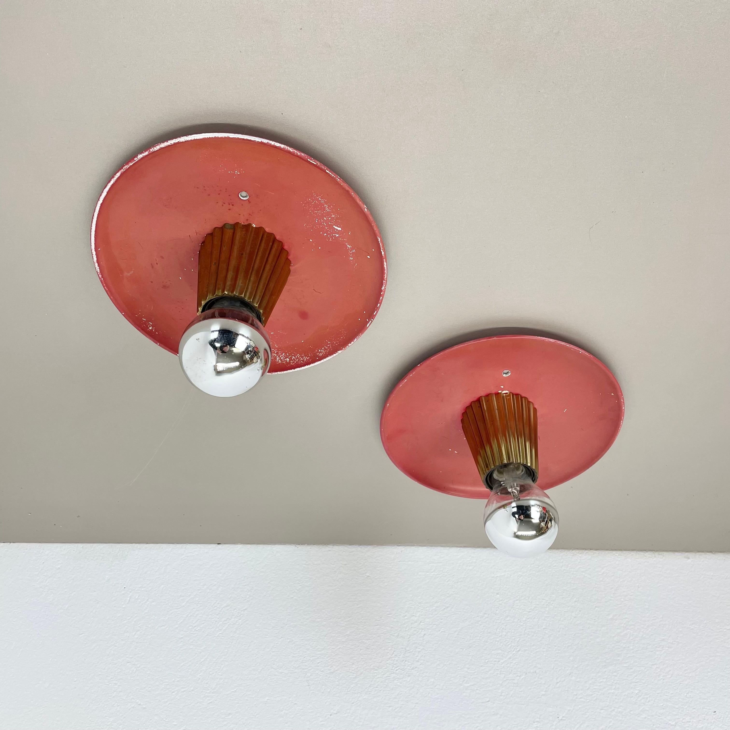 Articolo:

plafoniera in metallo e ottone (utilizzabile anche come applique)

set di 2

COLORE: tono rosso

nelle nostre altre inserzioni troverai altri 3 set di luci identiche in altre colorazioni di bianco-beige, NERO e TONE