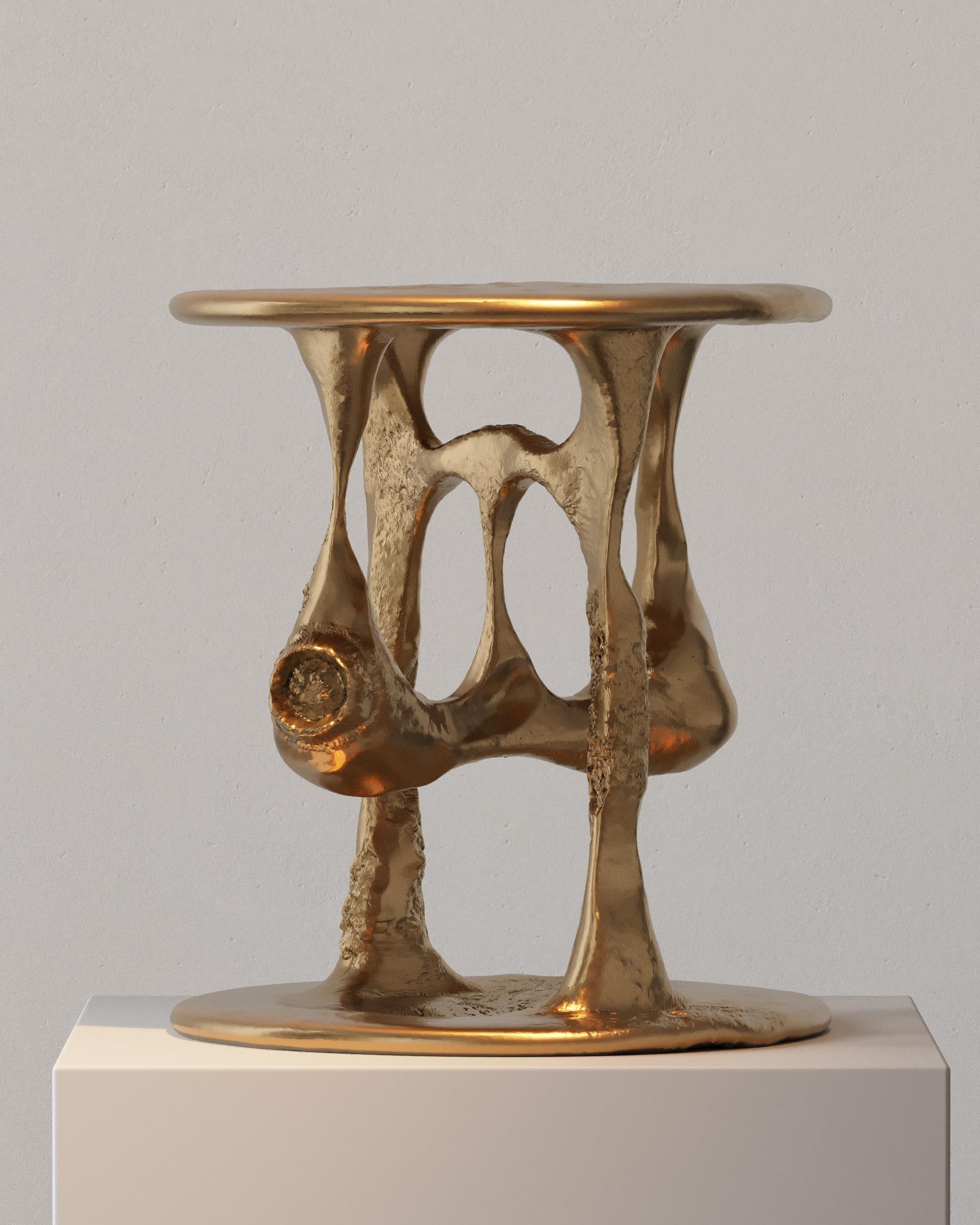 Tavolino in osso di bronzo di Plyus Furniture
Dimensioni: D. A. 38 x H. 43 cm
Materiali:  Bronzo.
Dettagli: Il tavolo può essere personalizzato nelle dimensioni e nel colore in base alla gamma RAL.
La tonalità e la consistenza del colore possono