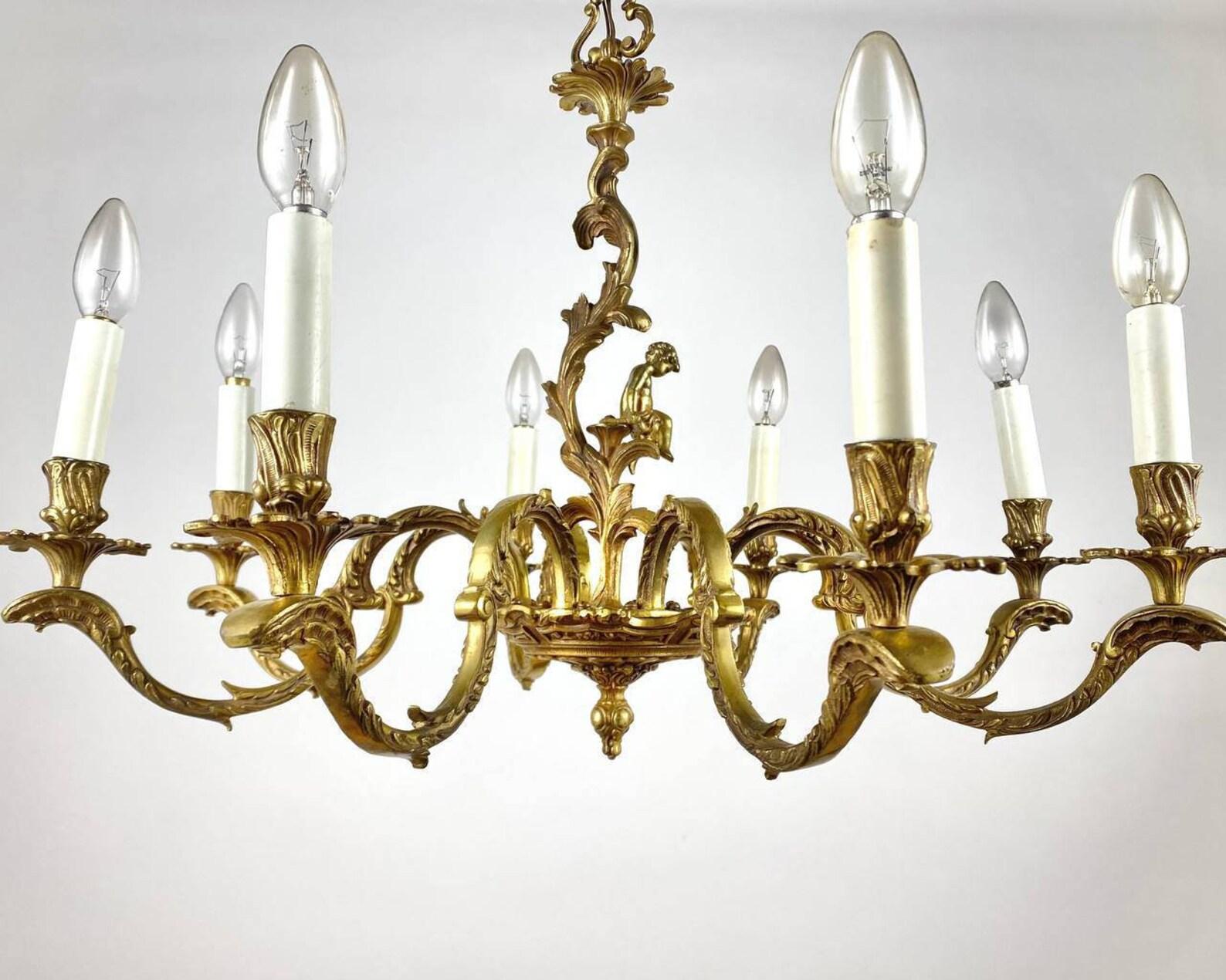 
Il materiale di fabbricazione di questo lampadario unico è un vero BRONZO dorato al 100%, apprezzato in tutto il mondo e caratterizzato da una maggiore forza, resistenza alla corrosione e durata. 

Presta attenzione alla simpatica figura di un
