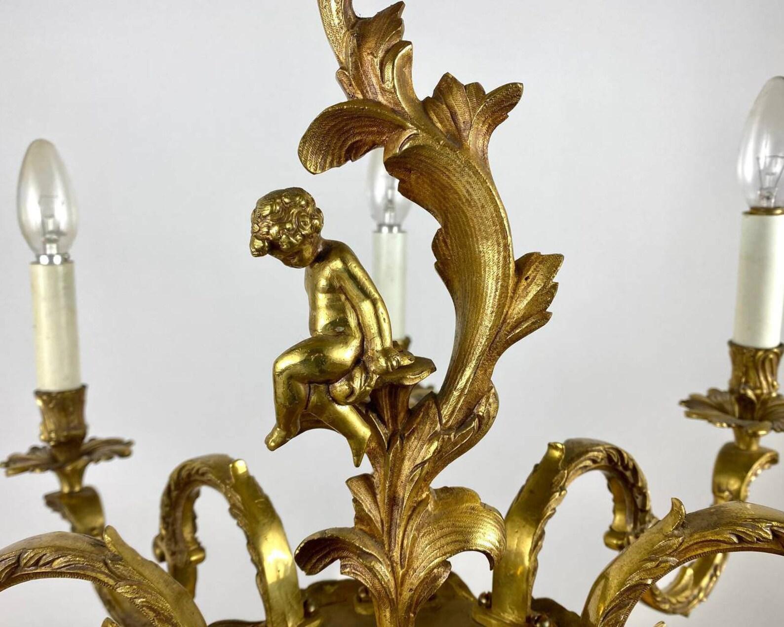 Einzigartiger Bronze-Kronleuchter mit Cherubfigur  8-Arm-Kronleuchter (Französisch) im Angebot