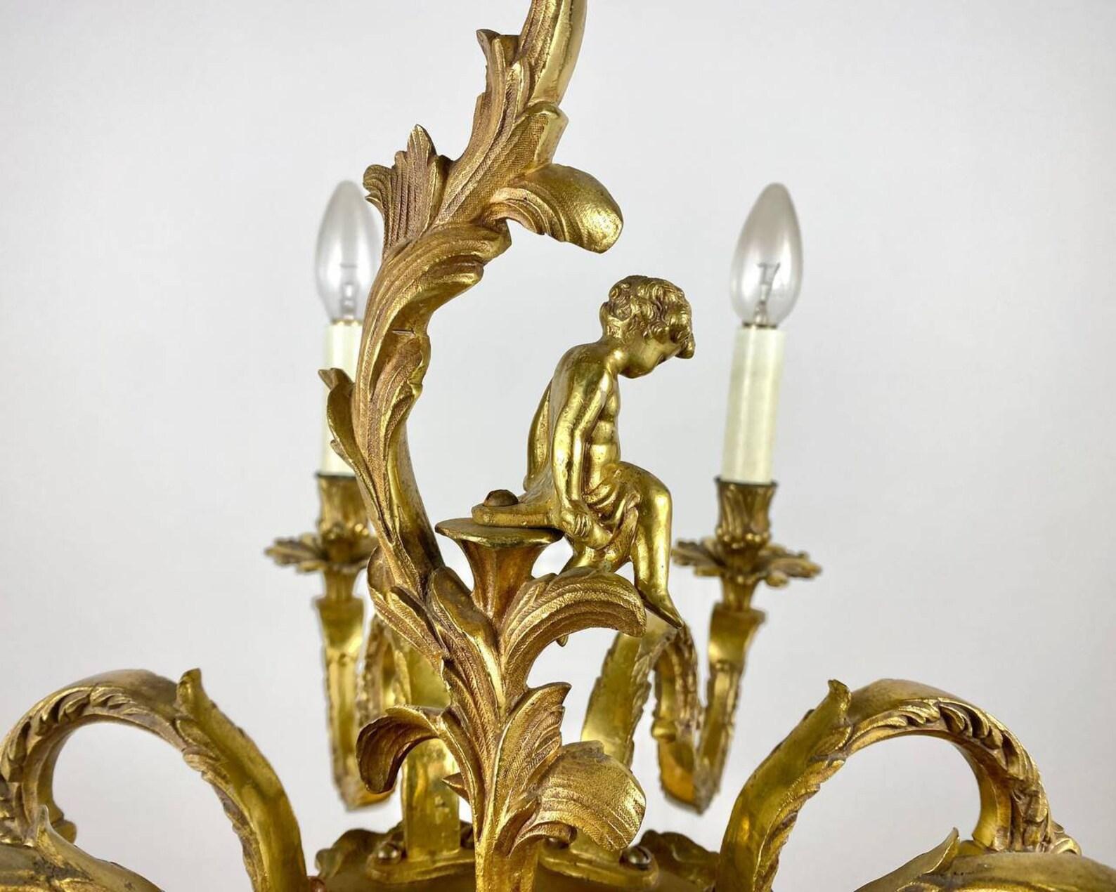 Unique Bronze Chandelier With Cherub Figurine  8 Arm Chandelier In Excellent Condition For Sale In Bastogne, BE