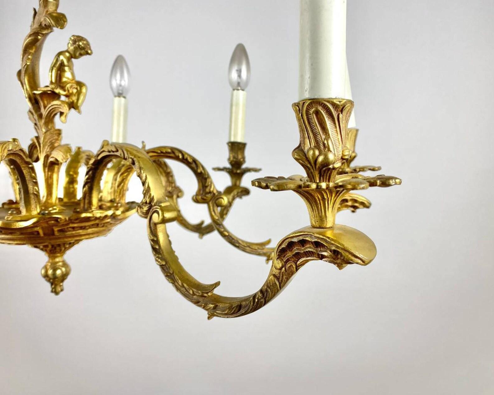 Francese Lampadario unico in bronzo con statuetta di cherubino  Lampadario a 8 bracci in vendita