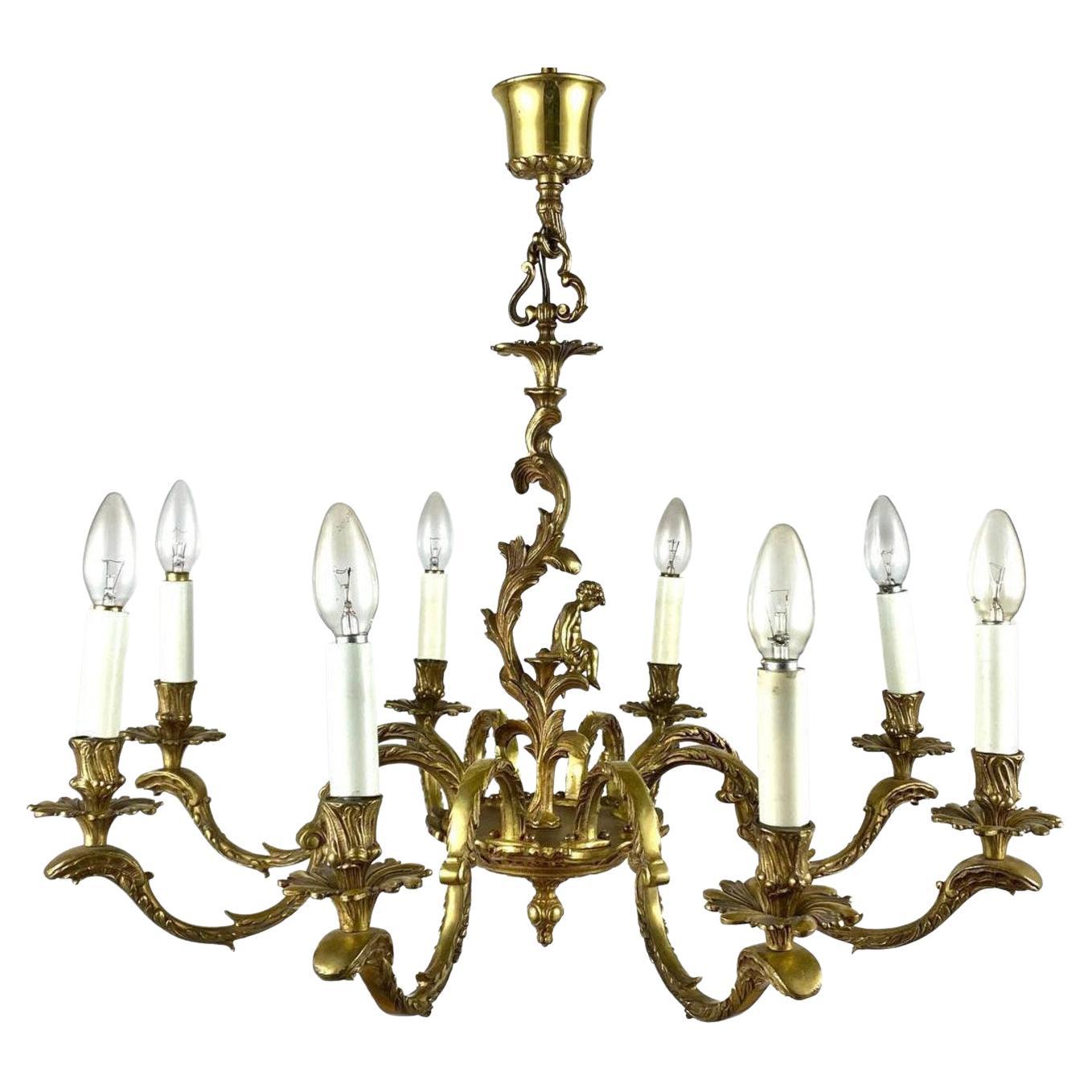 Lampadario unico in bronzo con statuetta di cherubino  Lampadario a 8 bracci
