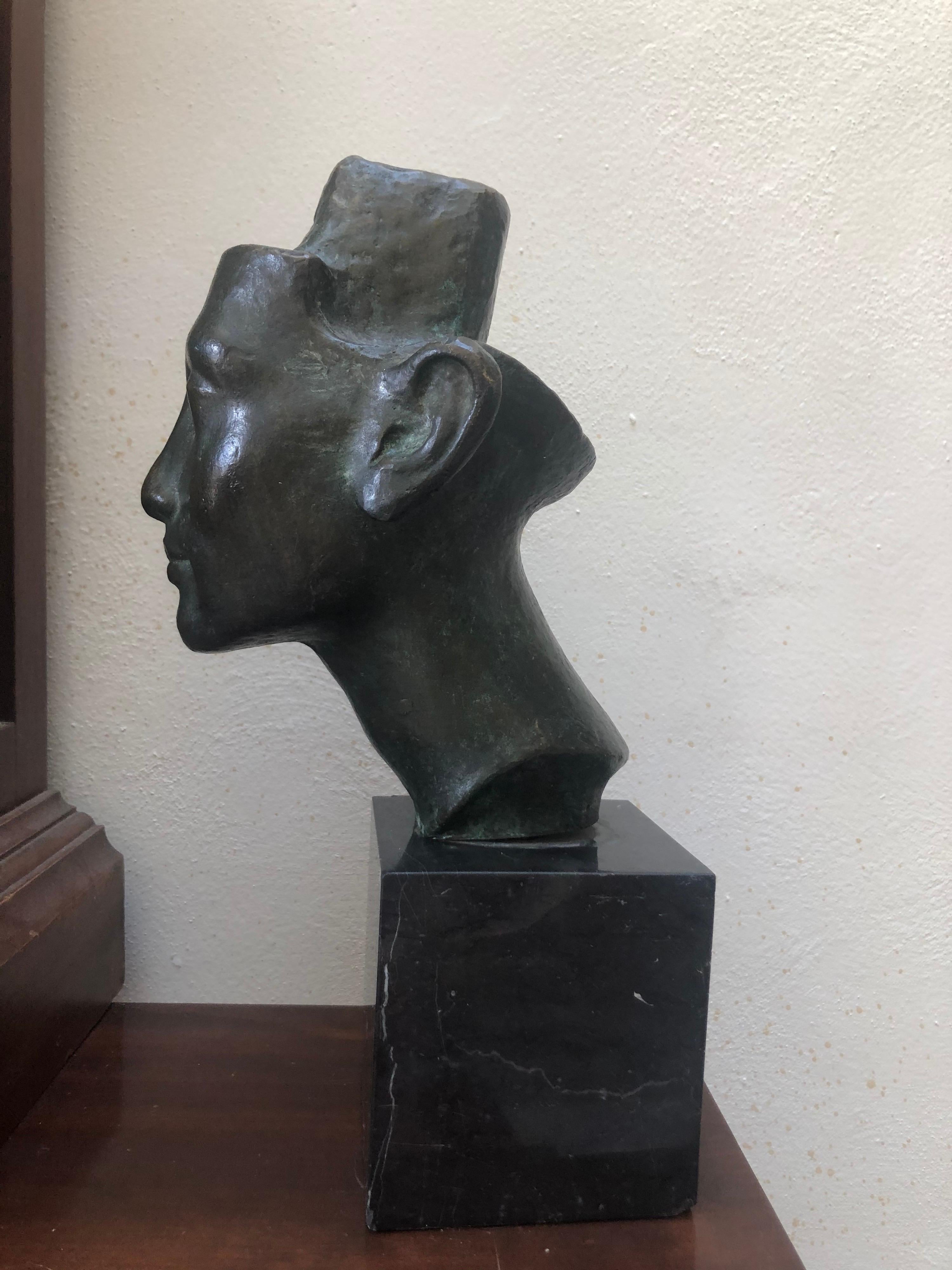 Scultura unica di testa in bronzo su base solida di marmo in vendita 2