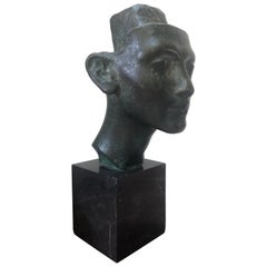Escultura única de cabeza de bronce sobre base maciza de mármol