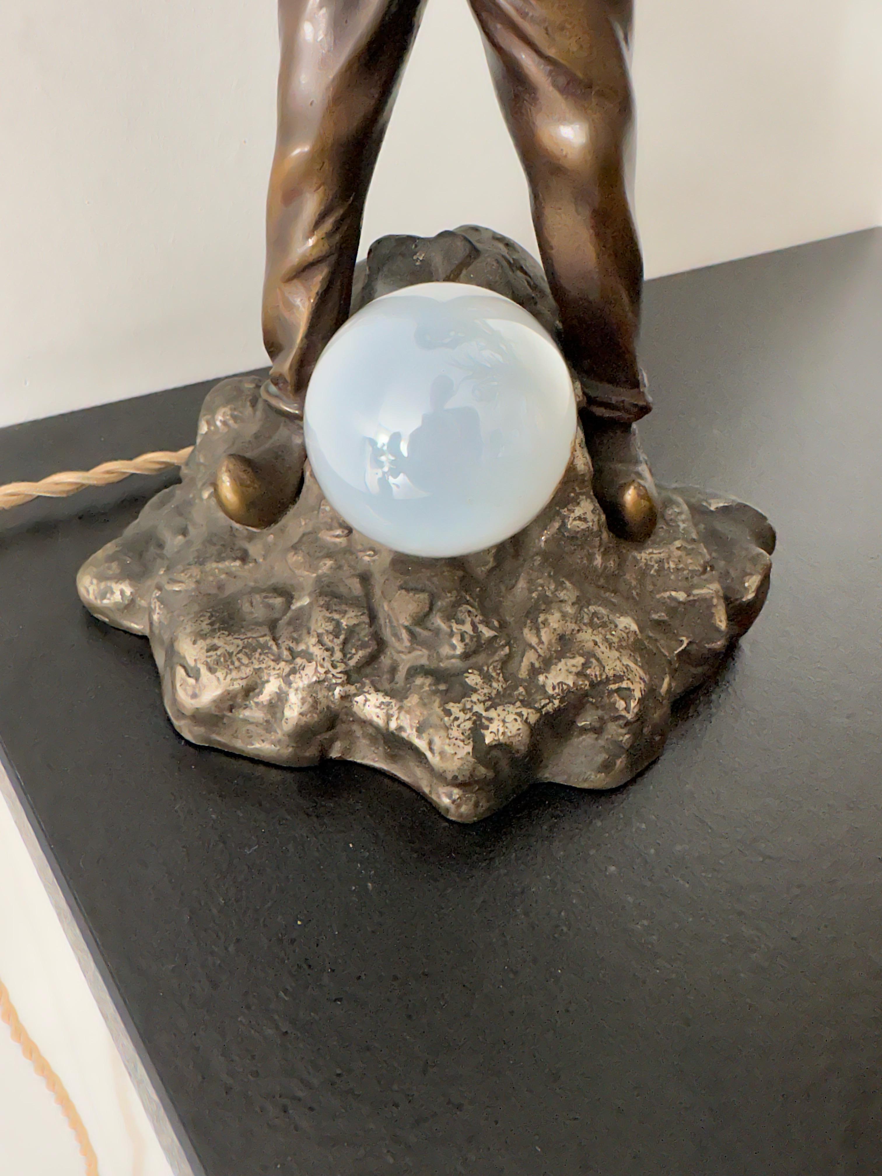 Sculpture / lampe de table statue unique en bronze représentant un moineur ou un digger en or avec base argentée en vente 8