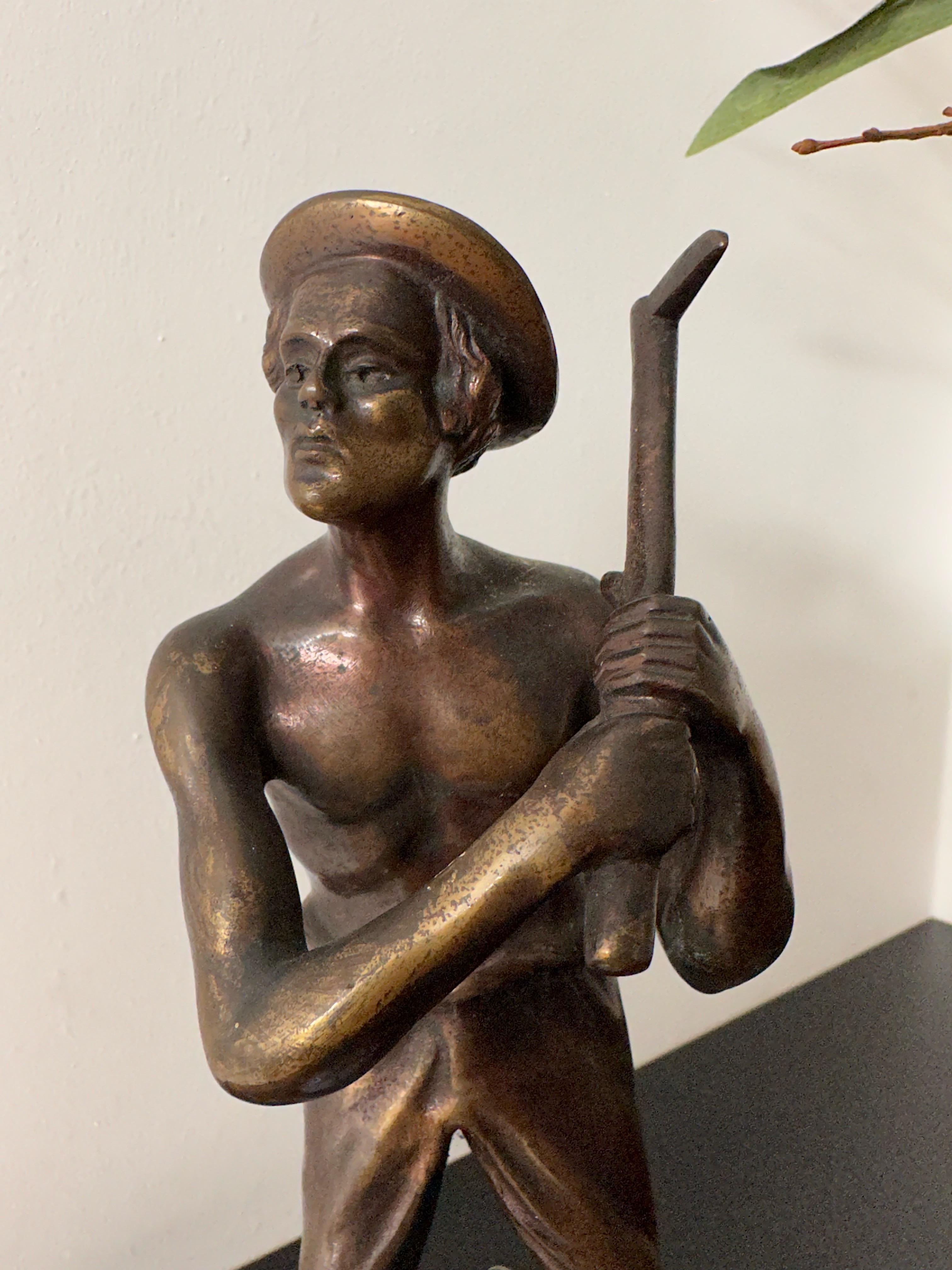 Sculpture / lampe de table statue unique en bronze représentant un moineur ou un digger en or avec base argentée en vente 9