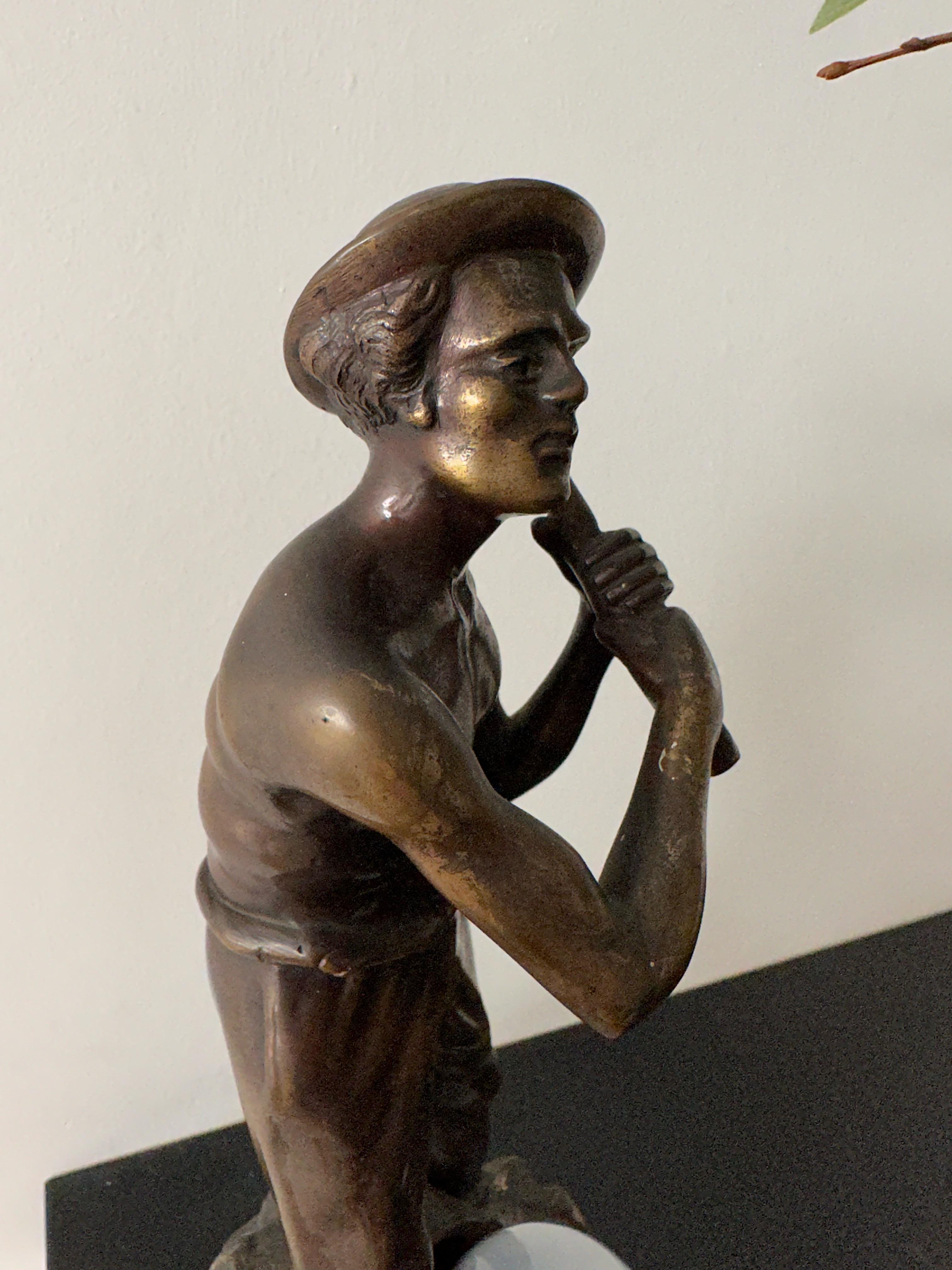 Arts and Crafts Sculpture / lampe de table statue unique en bronze représentant un moineur ou un digger en or avec base argentée en vente