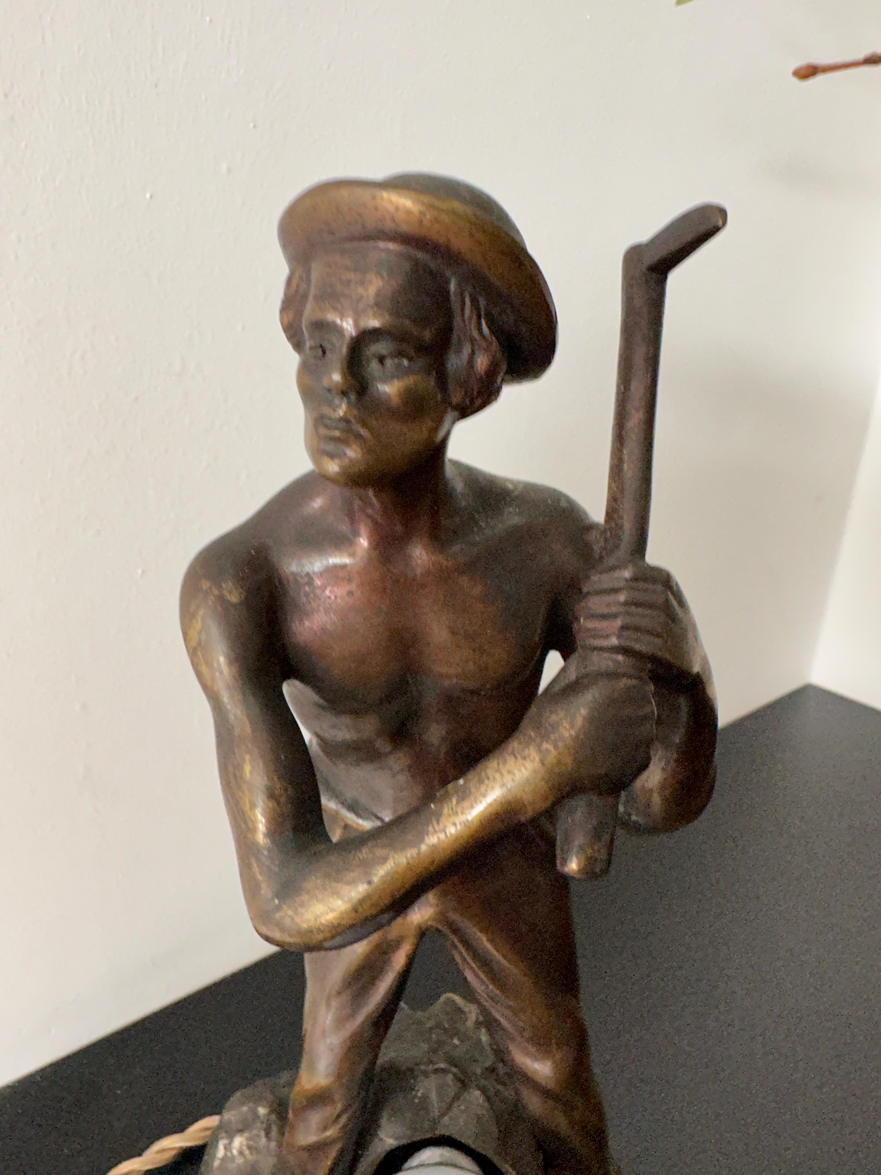 Européen Sculpture / lampe de table statue unique en bronze représentant un moineur ou un digger en or avec base argentée en vente