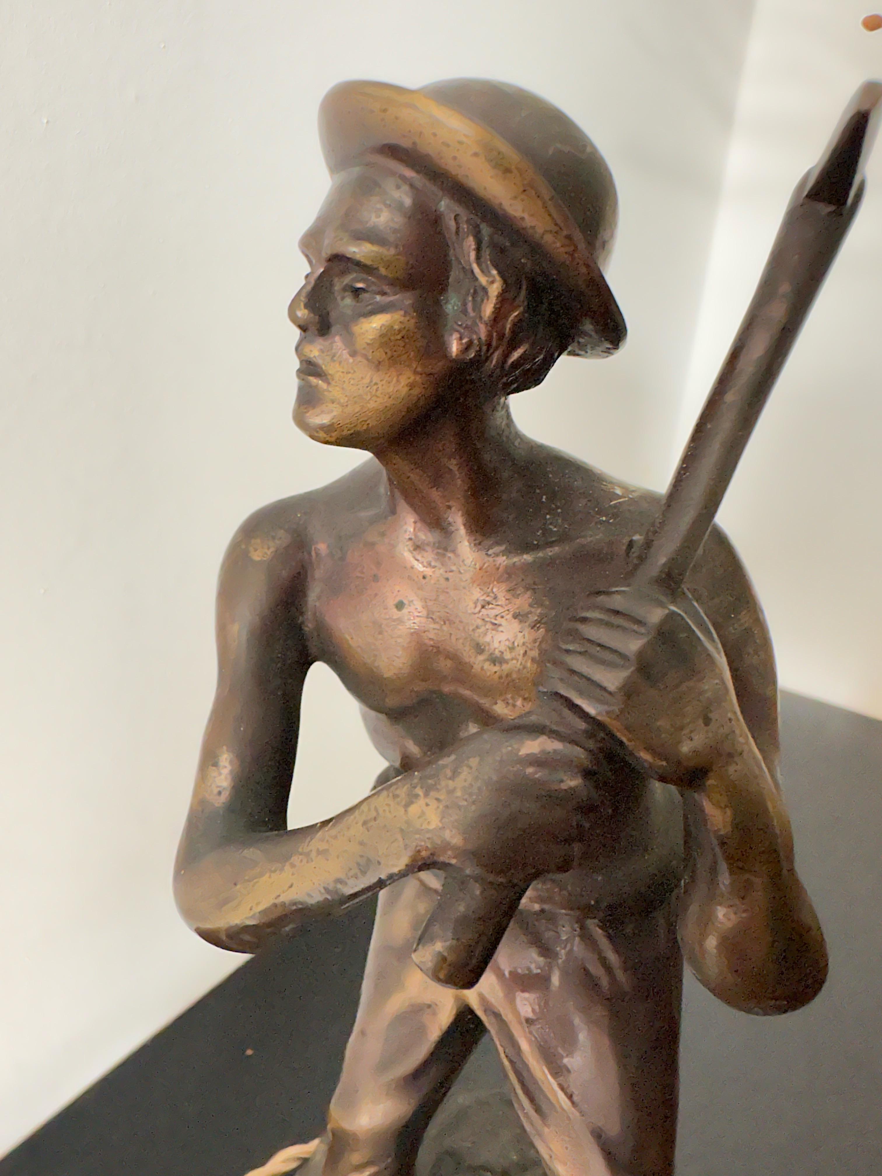 Fait main Sculpture / lampe de table statue unique en bronze représentant un moineur ou un digger en or avec base argentée en vente