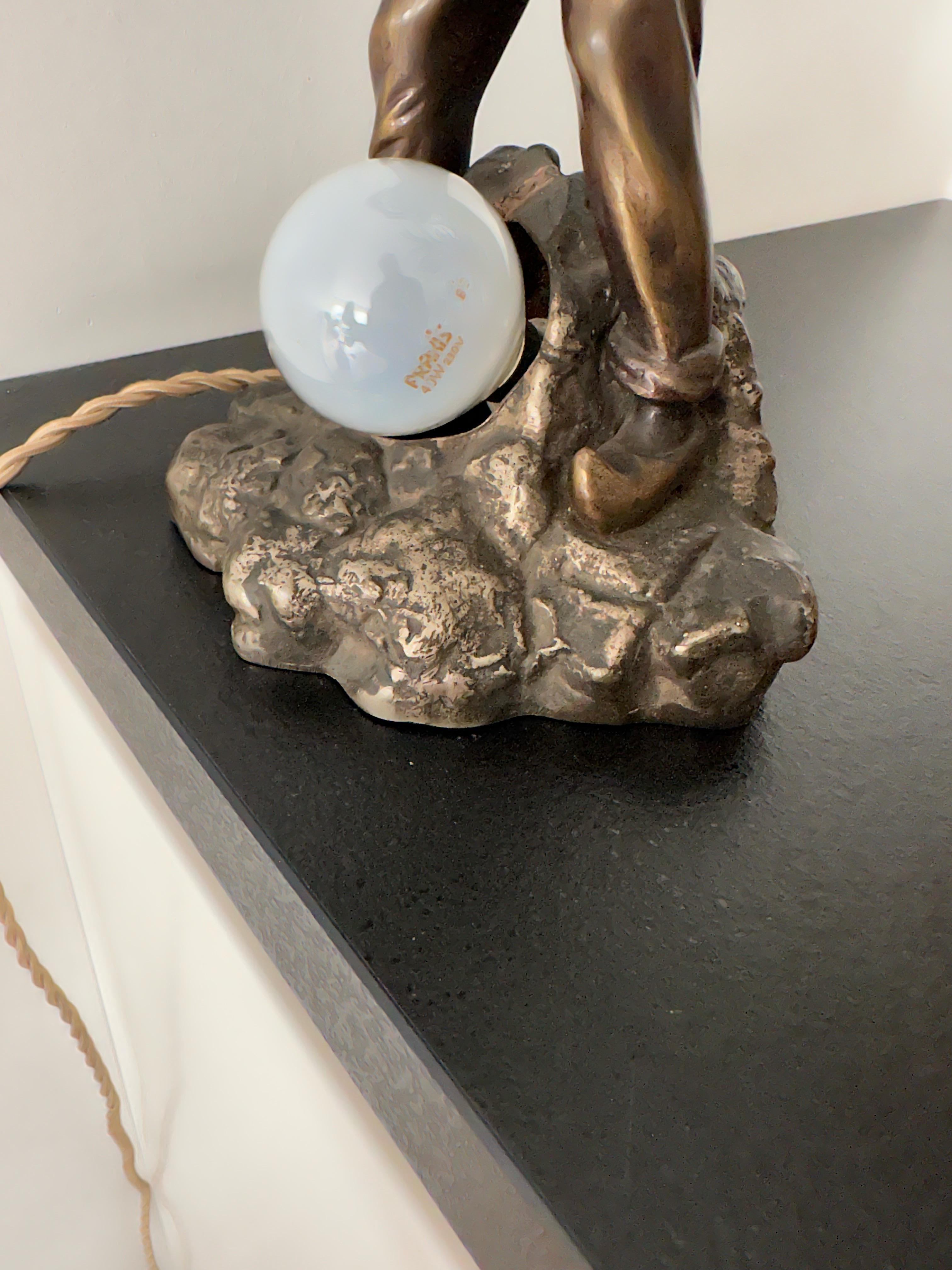 Sculpture / lampe de table statue unique en bronze représentant un moineur ou un digger en or avec base argentée Excellent état - En vente à Lisse, NL