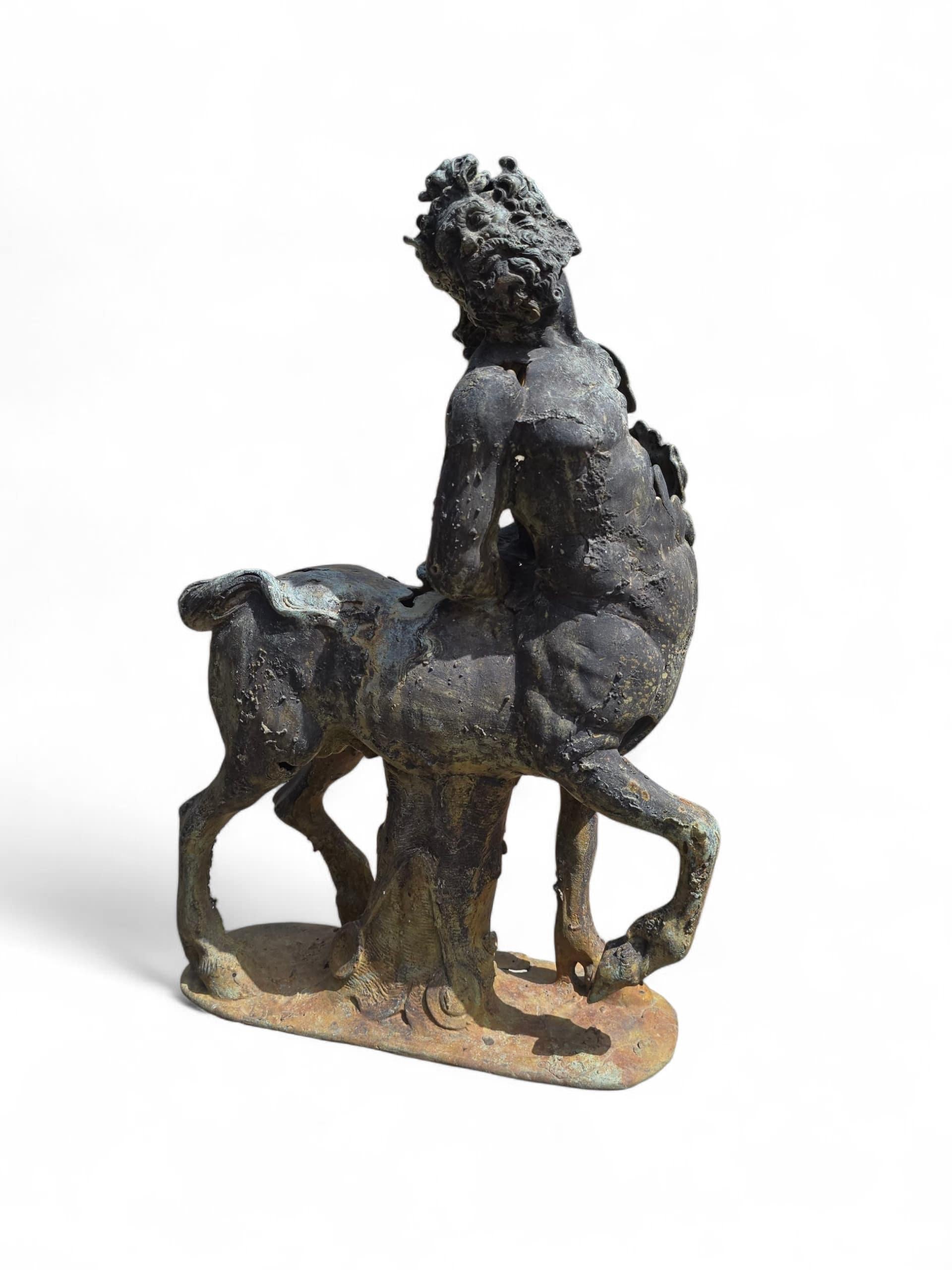 Elegante scultura in bronzo di un centauro, probabilmente realizzata in Italia nel XX secolo. Questo pezzo sembra essere una fusione rara o forse rifiutata, che mostra segni di una colata incompleta o di un'imperfezione dello stampo, il che