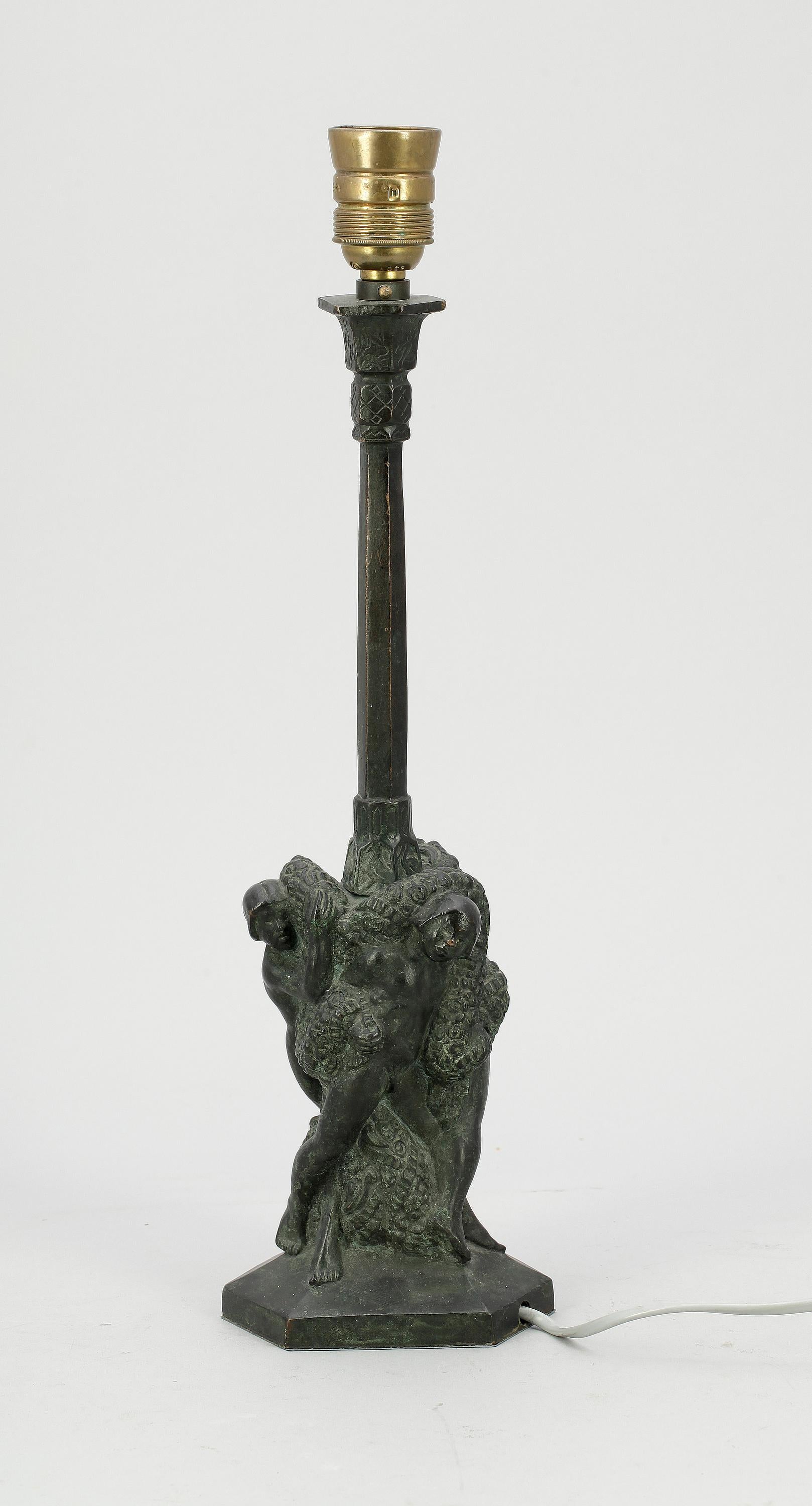 Suédois Lampe de table unique en bronze signée Ragnar Gellerstedt sur la base  Suède, circa 1930 en vente