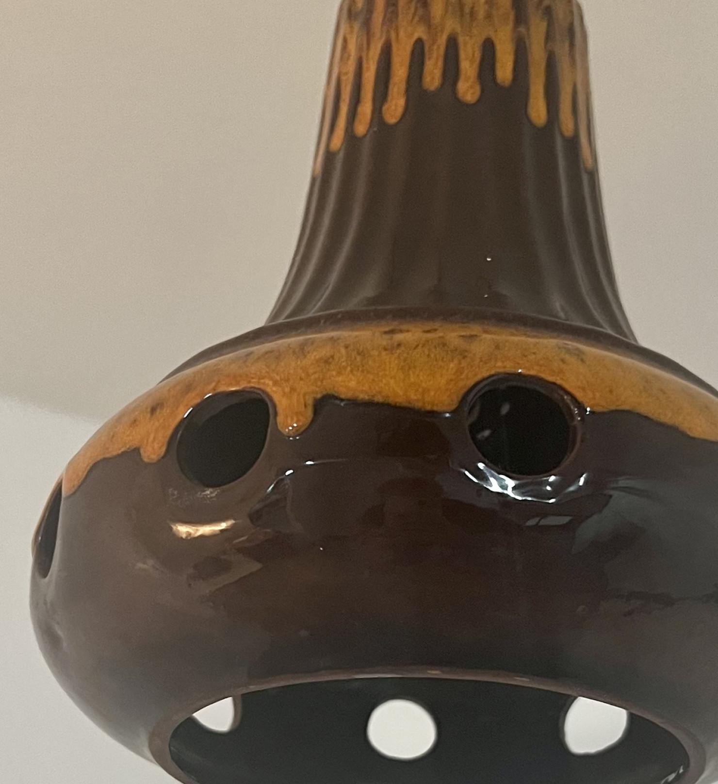 Mid-Century Modern Lampe suspendue unique en céramique émaillée Brown, Allemagne, années 1970 en vente