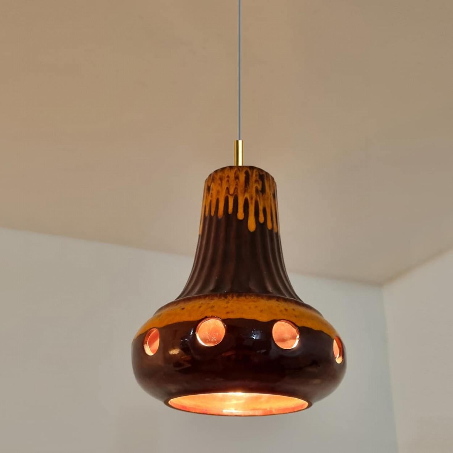 Fin du 20e siècle Lampe suspendue unique en céramique émaillée Brown, Allemagne, années 1970 en vente