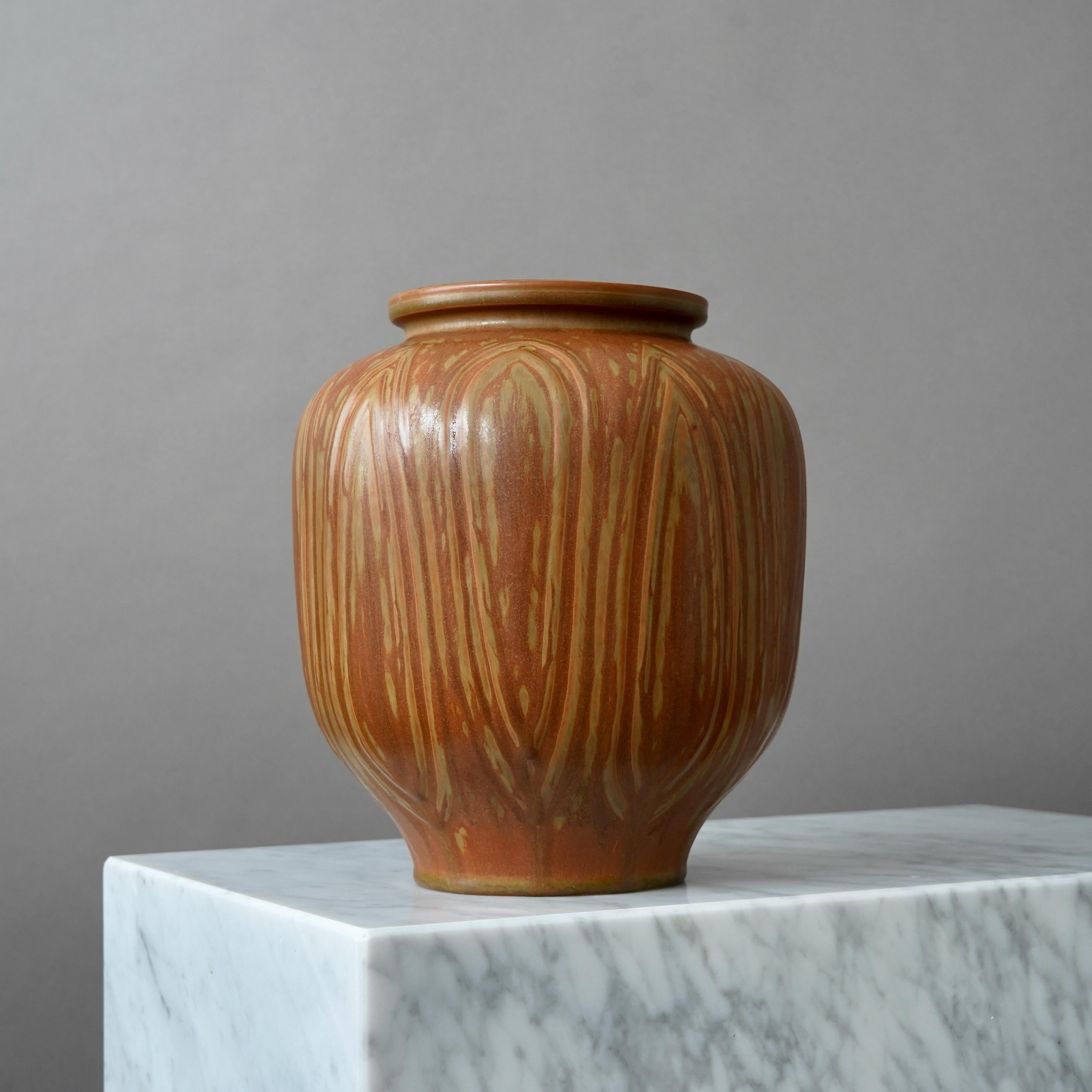 Un bellissimo vaso in gres con un motivo a rilievo e un'incredibile smaltatura.
Disegnata da Gunnar Nylund per Rorstrand, Svezia, anni '1940.  

Ottime condizioni.
Firma incisa 