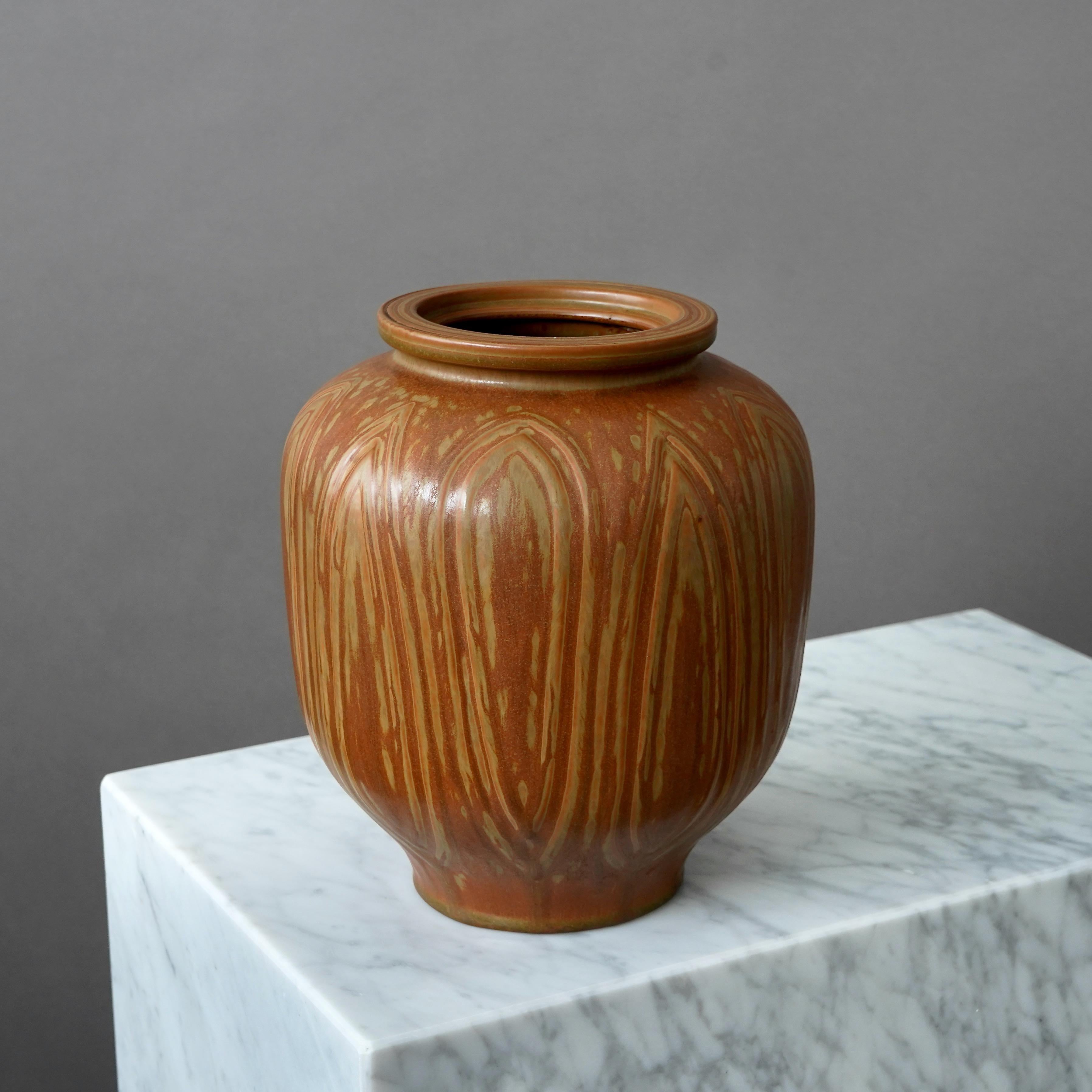 Scandinavo moderno Unico vaso in gres marrone di Gunnar Nylund per Rorstrand, Svezia, anni '40 in vendita
