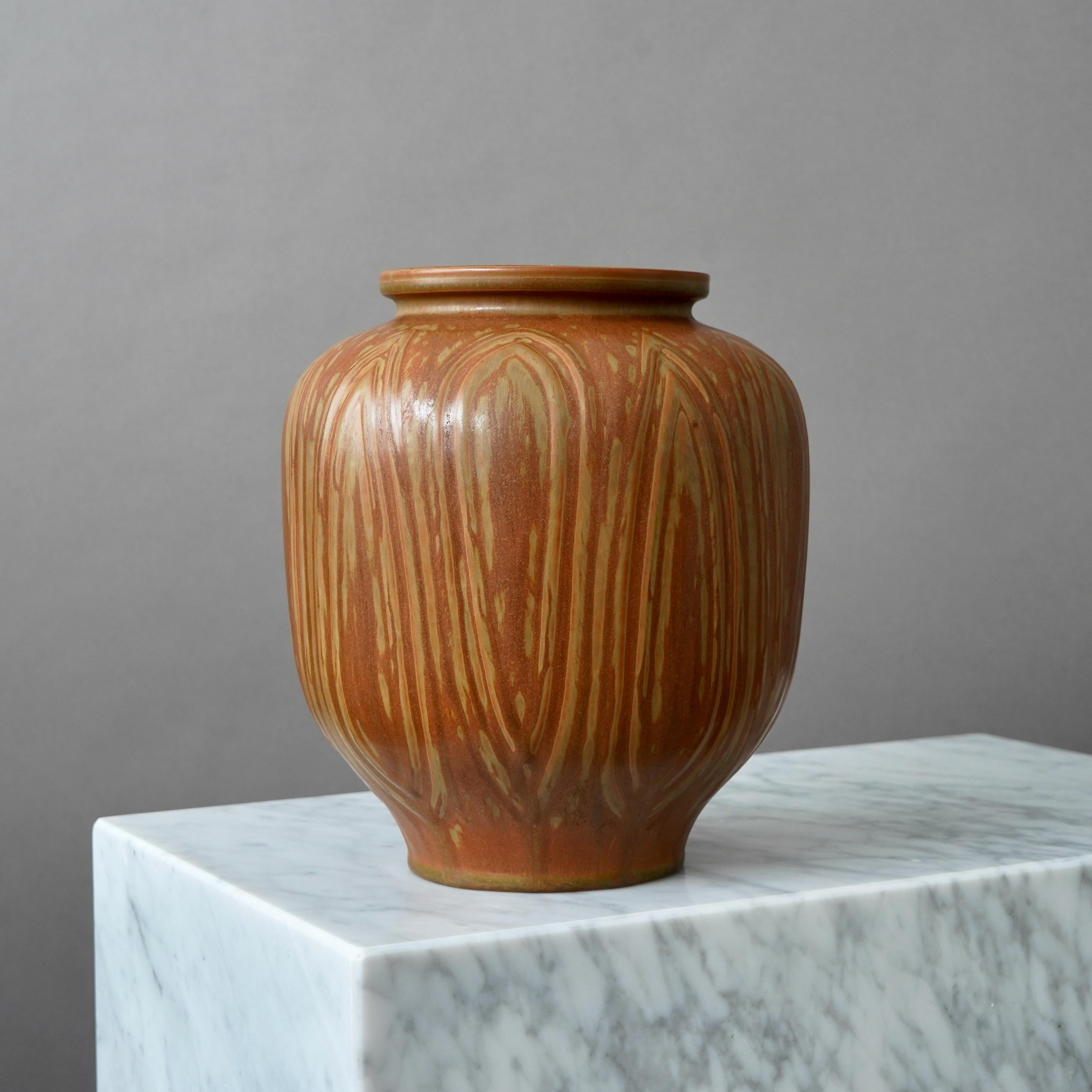 Svedese Unico vaso in gres marrone di Gunnar Nylund per Rorstrand, Svezia, anni '40 in vendita
