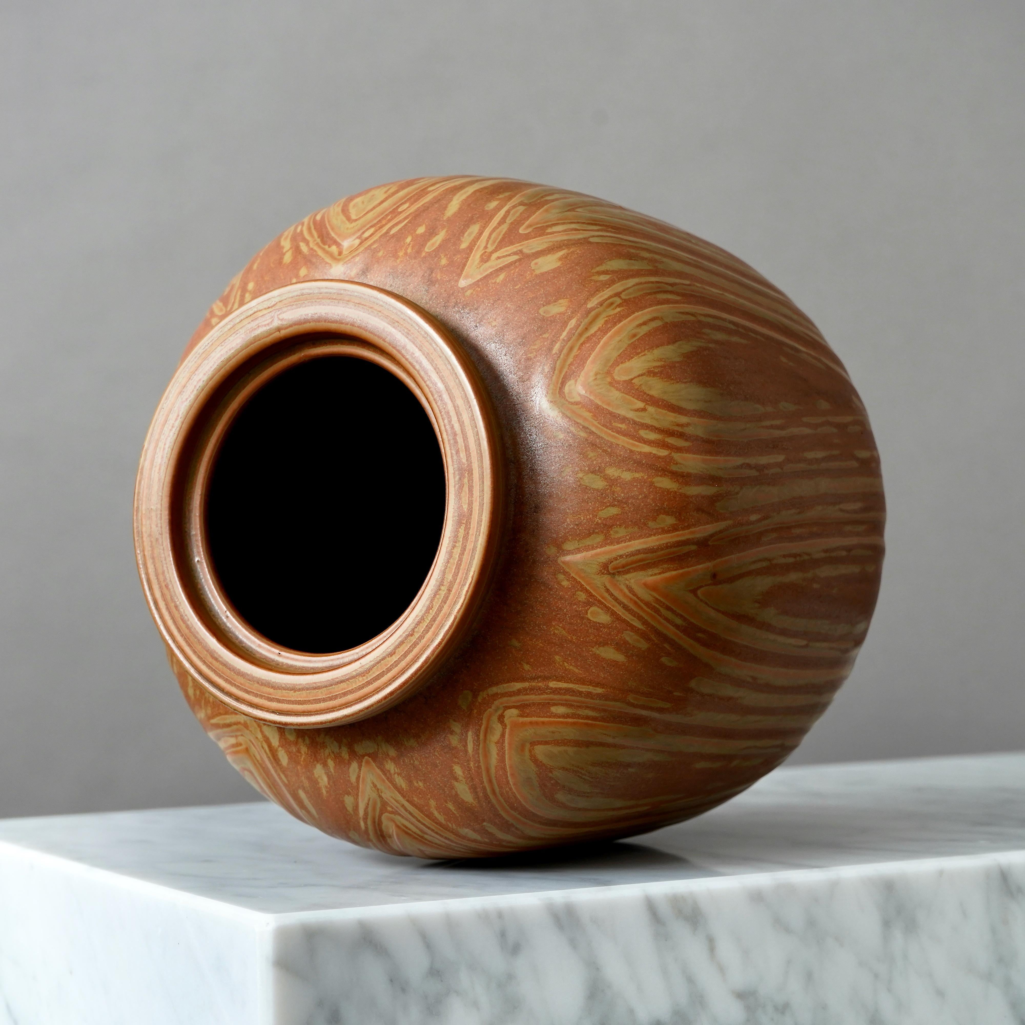 Smaltato Unico vaso in gres marrone di Gunnar Nylund per Rorstrand, Svezia, anni '40 in vendita