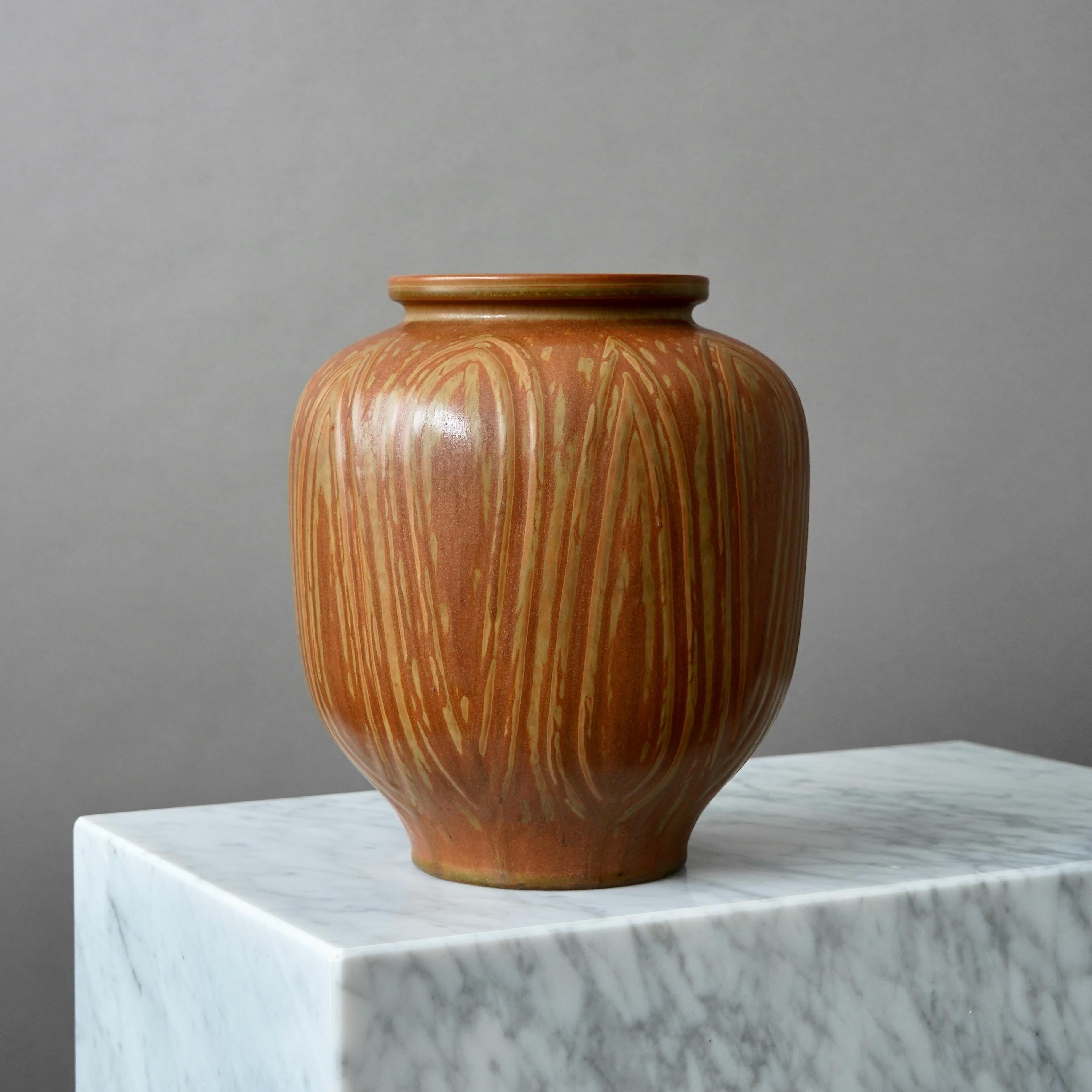 XX secolo Unico vaso in gres marrone di Gunnar Nylund per Rorstrand, Svezia, anni '40 in vendita