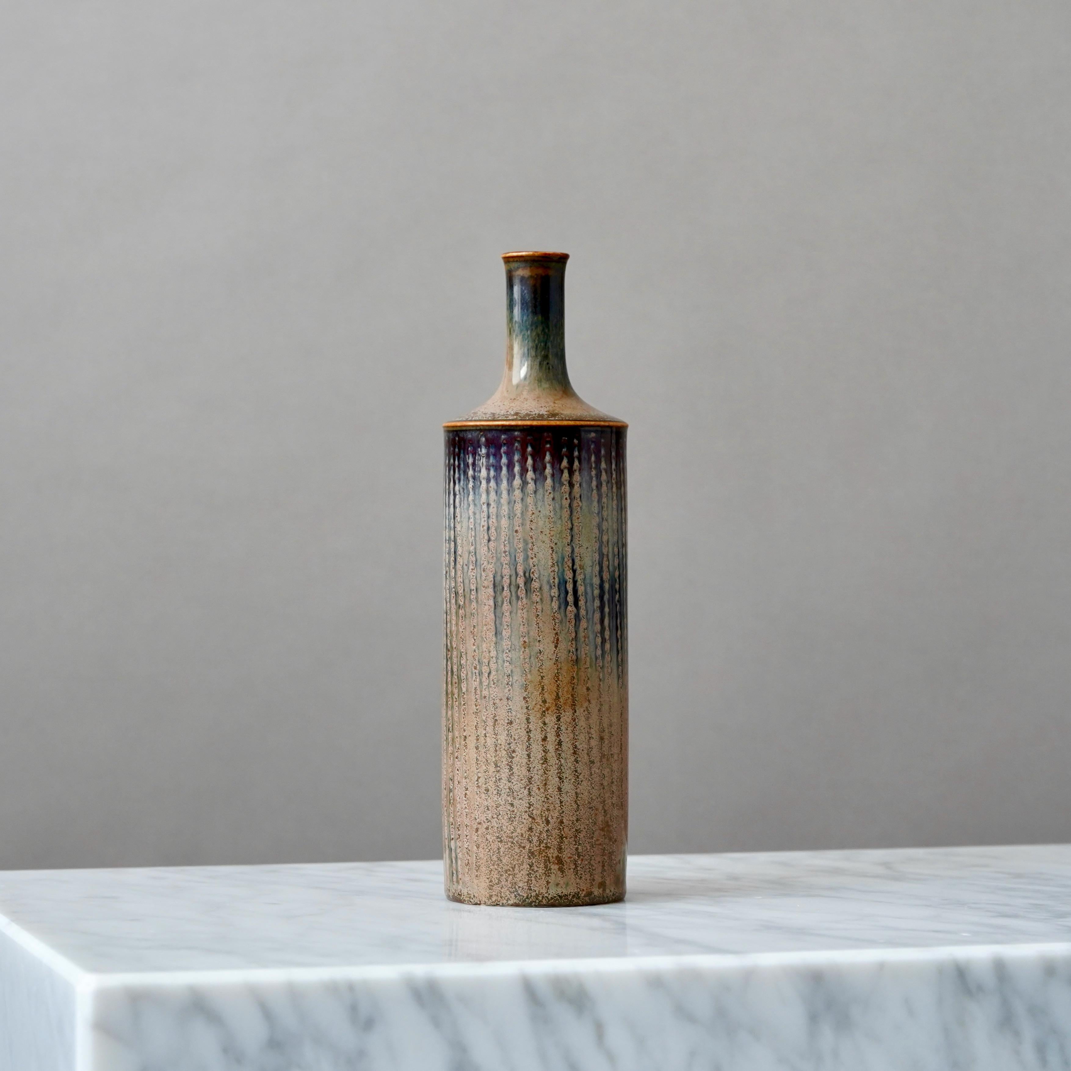 Un vaso in gres bellissimo e unico, con uno smalto sorprendente.
Realizzato da Stig Lindberg nello Studio A di Gustavsberg, Svezia. 1961.

Buone condizioni. Presenta una piccola scheggiatura sulla base (nella foto), probabilmente dovuta alla