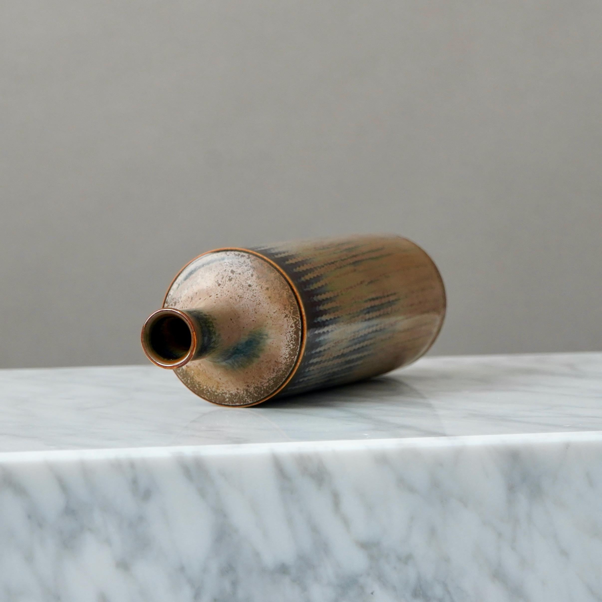 Mid-Century moderno Vaso unico in gres marrone di Stig Lindberg. Studio A, Svezia, 1961 in vendita