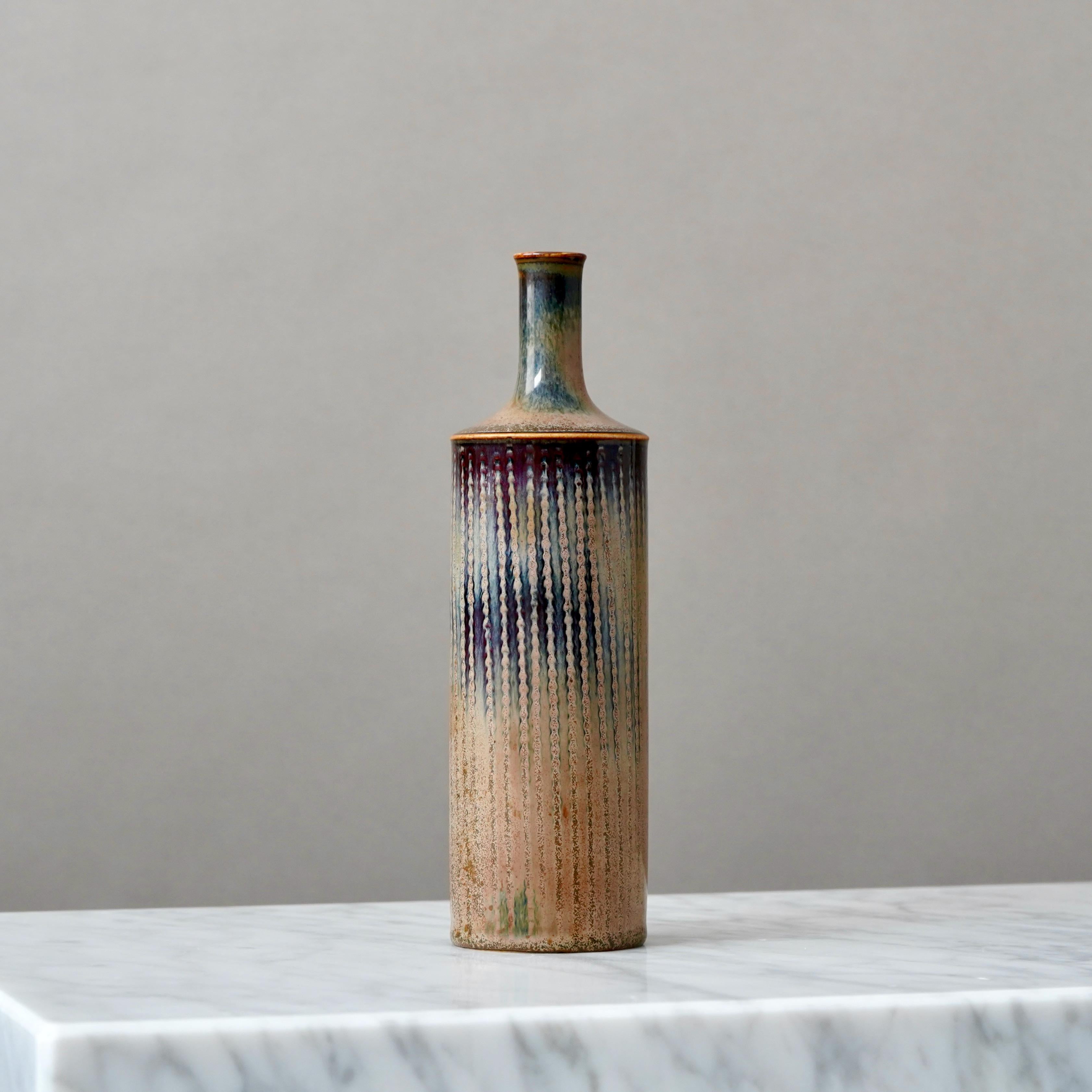 Svedese Vaso unico in gres marrone di Stig Lindberg. Studio A, Svezia, 1961 in vendita
