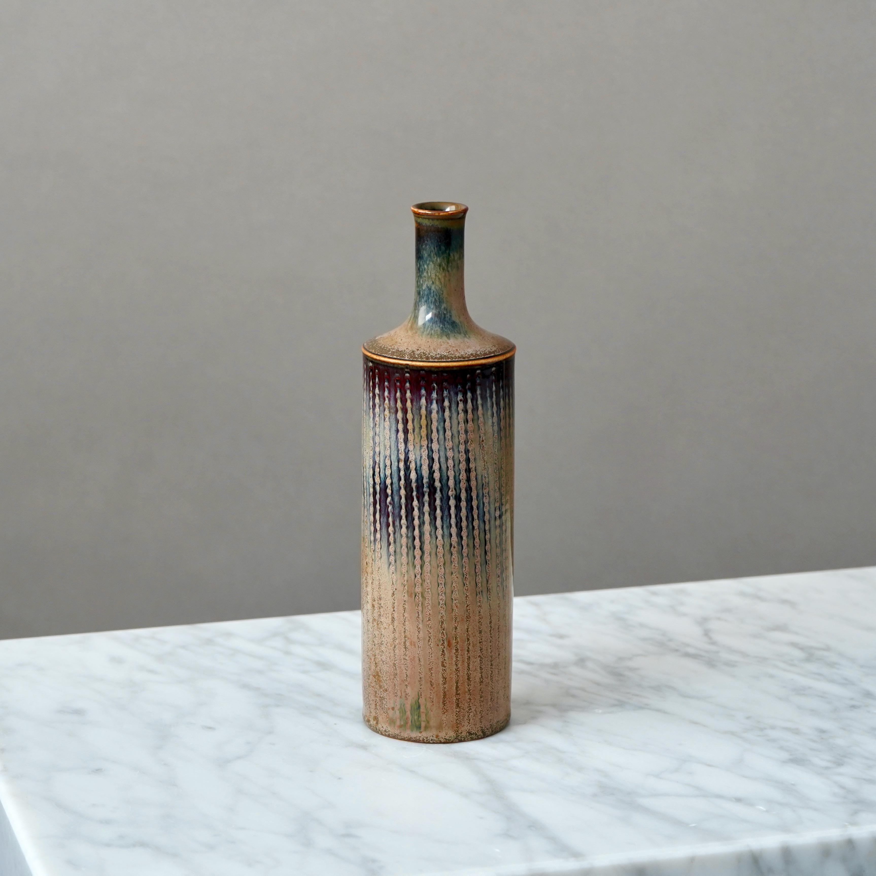 Tornito Vaso unico in gres marrone di Stig Lindberg. Studio A, Svezia, 1961 in vendita