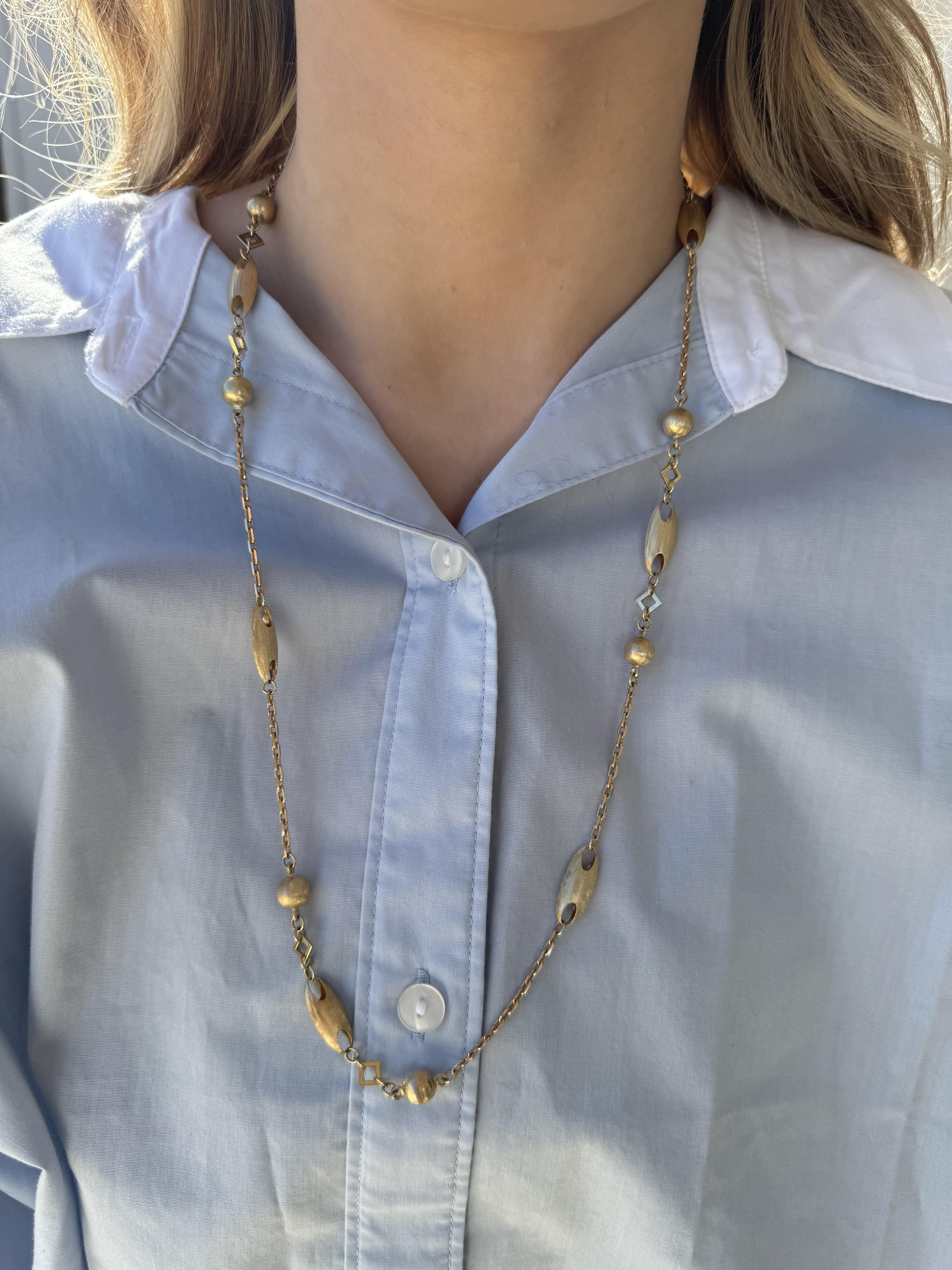 Collier en or unique de 26,5 pouces avec finition brossée Excellent état - En vente à Montgomery, AL