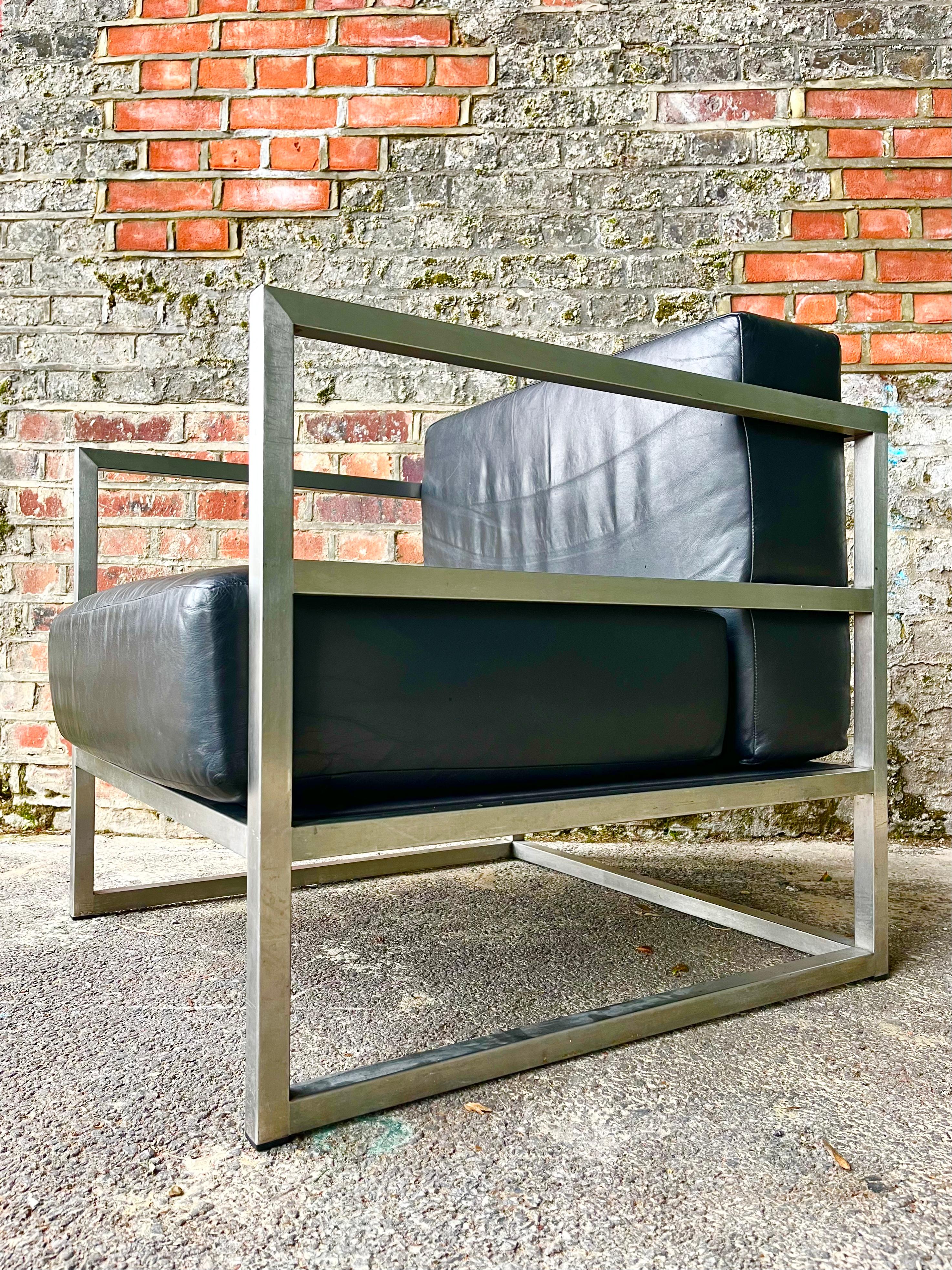 Acier Paire unique de fauteuils modernistes brutalistes et brutalistes du milieu du siècle, style Le Corbusier en vente