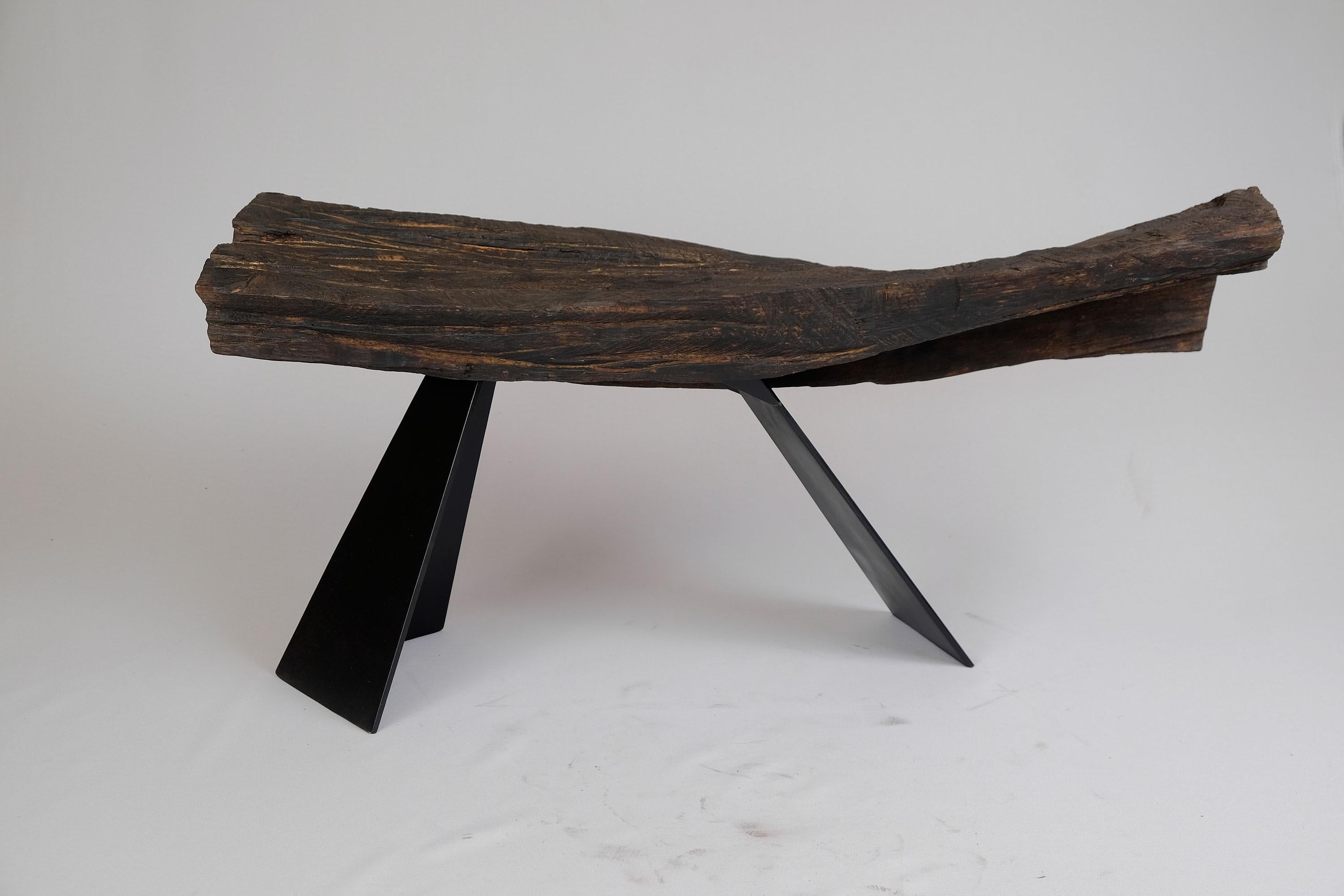 Panchina brutalista unica nel suo genere. Realizzato in Oak in combinazione con l'acciaio e protetto con oli di altissima qualità, garantisce una durata per generazioni. Un design unico e fatto a mano che metterà in risalto il tuo spazio e porterà