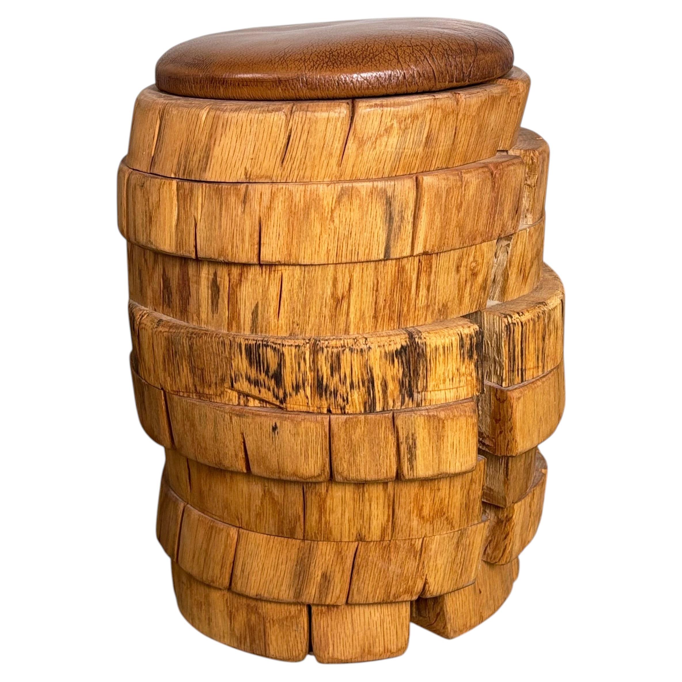 Sgabello unico in legno massello in stile brutalista, anni '70 in vendita