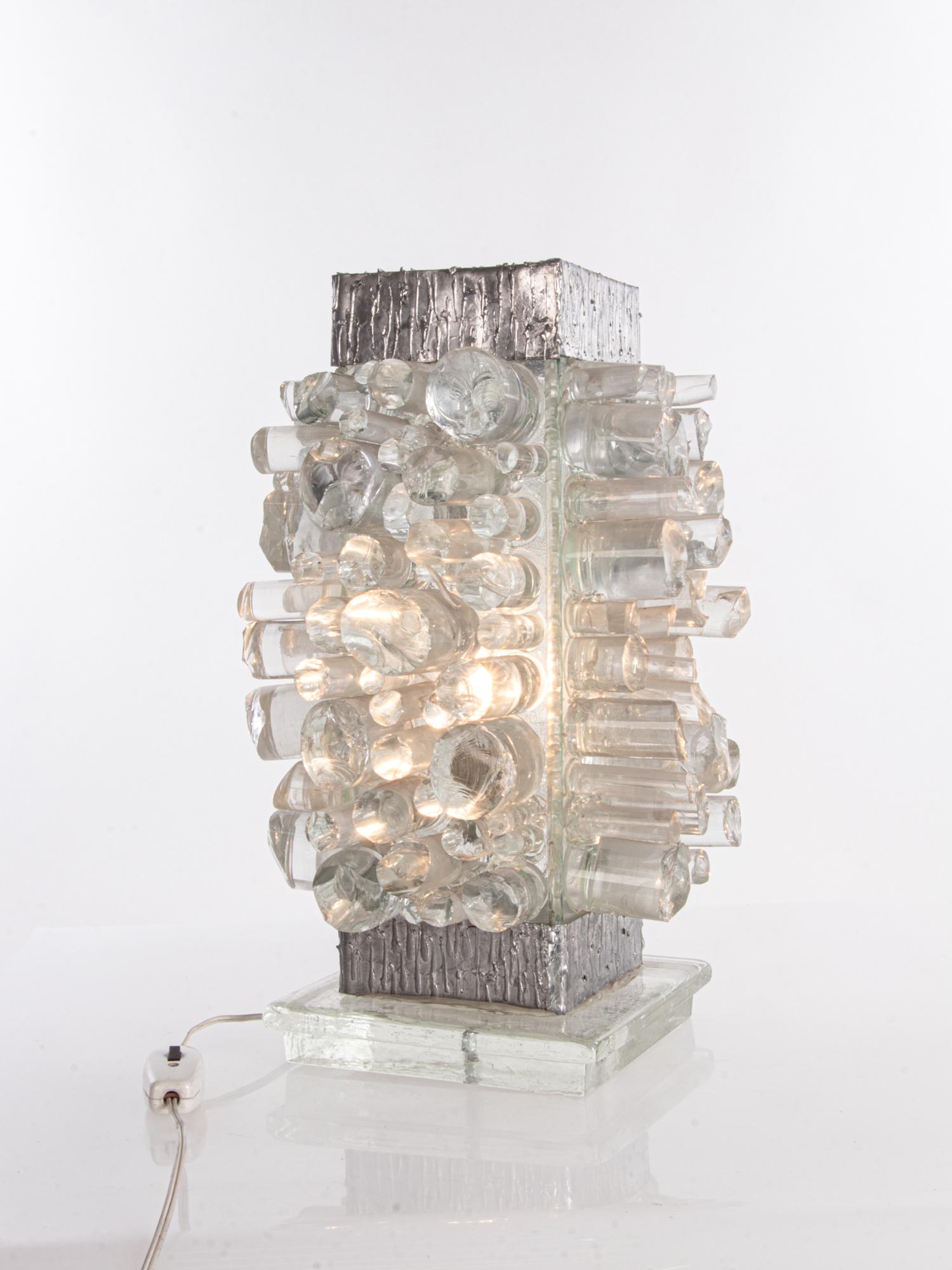 Fait main Lampe de table brutaliste unique en verre de Murano de 18 pouces à la manière de Poliarte 1960 en vente