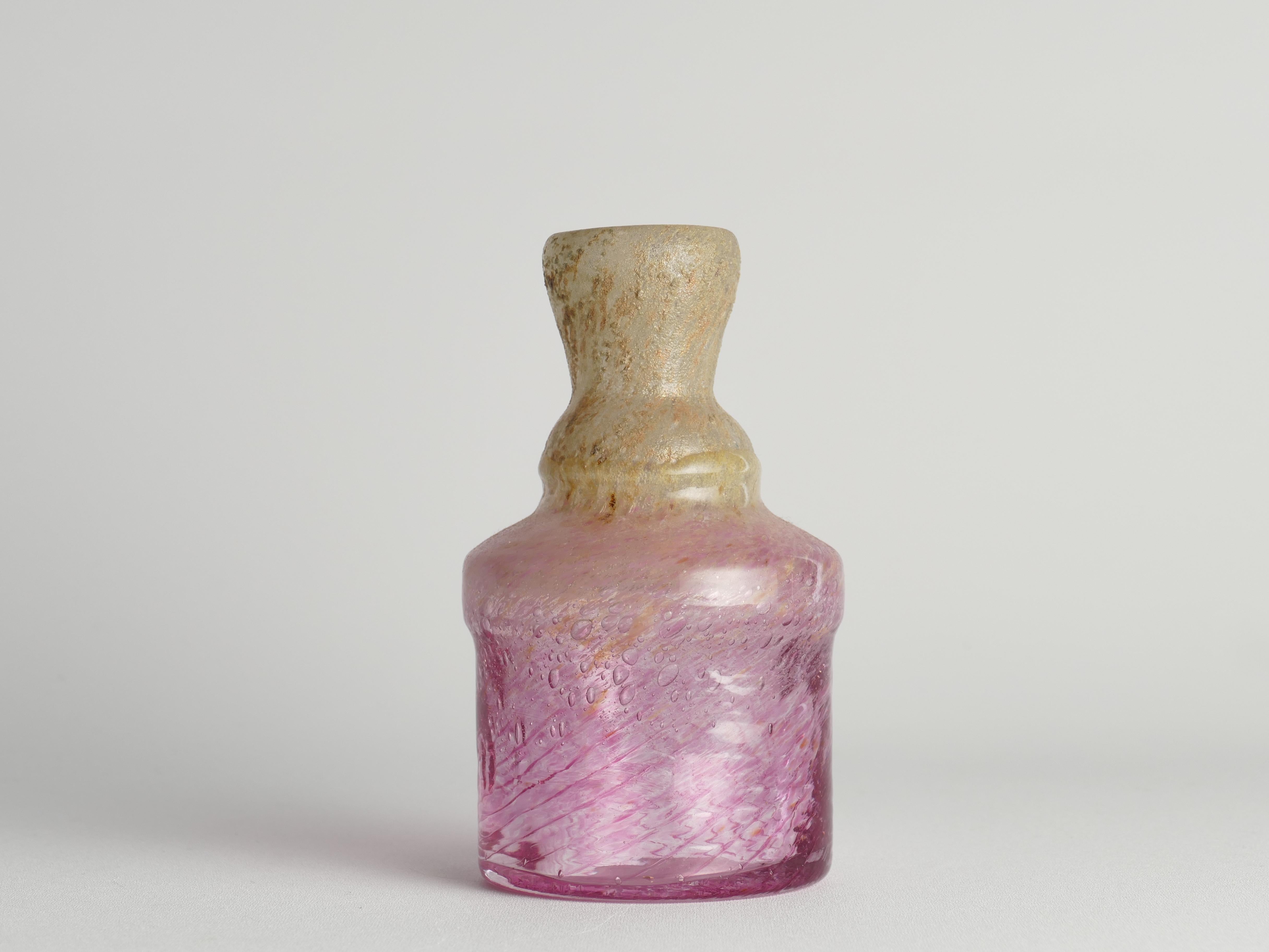 Einzigartige Vase aus rosa und gelbem Bubblegum-Kunstglas von Milan Vobruba, Schweden 1980er Jahre (Schwedisch) im Angebot