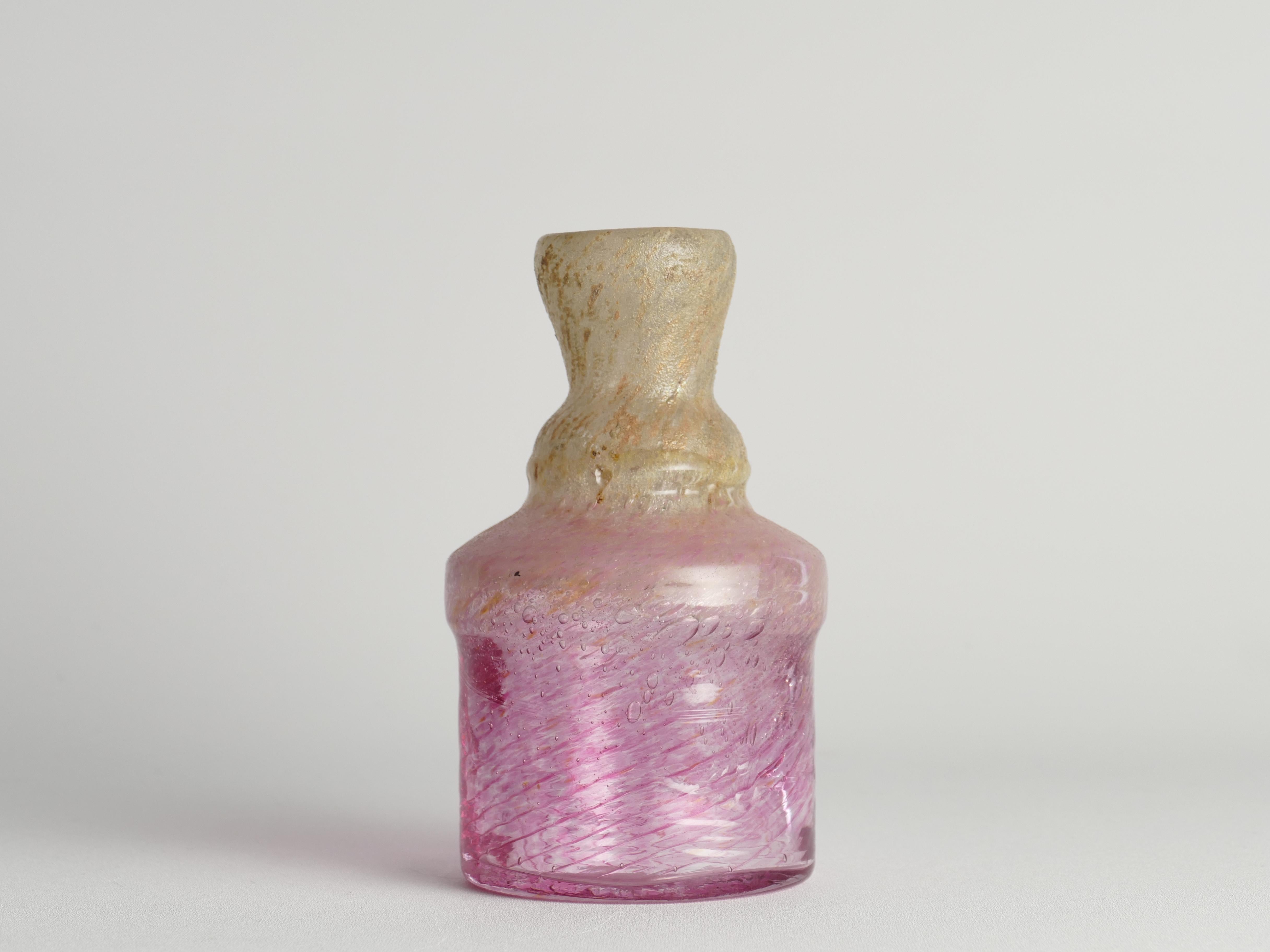 Einzigartige Vase aus rosa und gelbem Bubblegum-Kunstglas von Milan Vobruba, Schweden 1980er Jahre im Zustand „Gut“ im Angebot in Grythyttan, SE