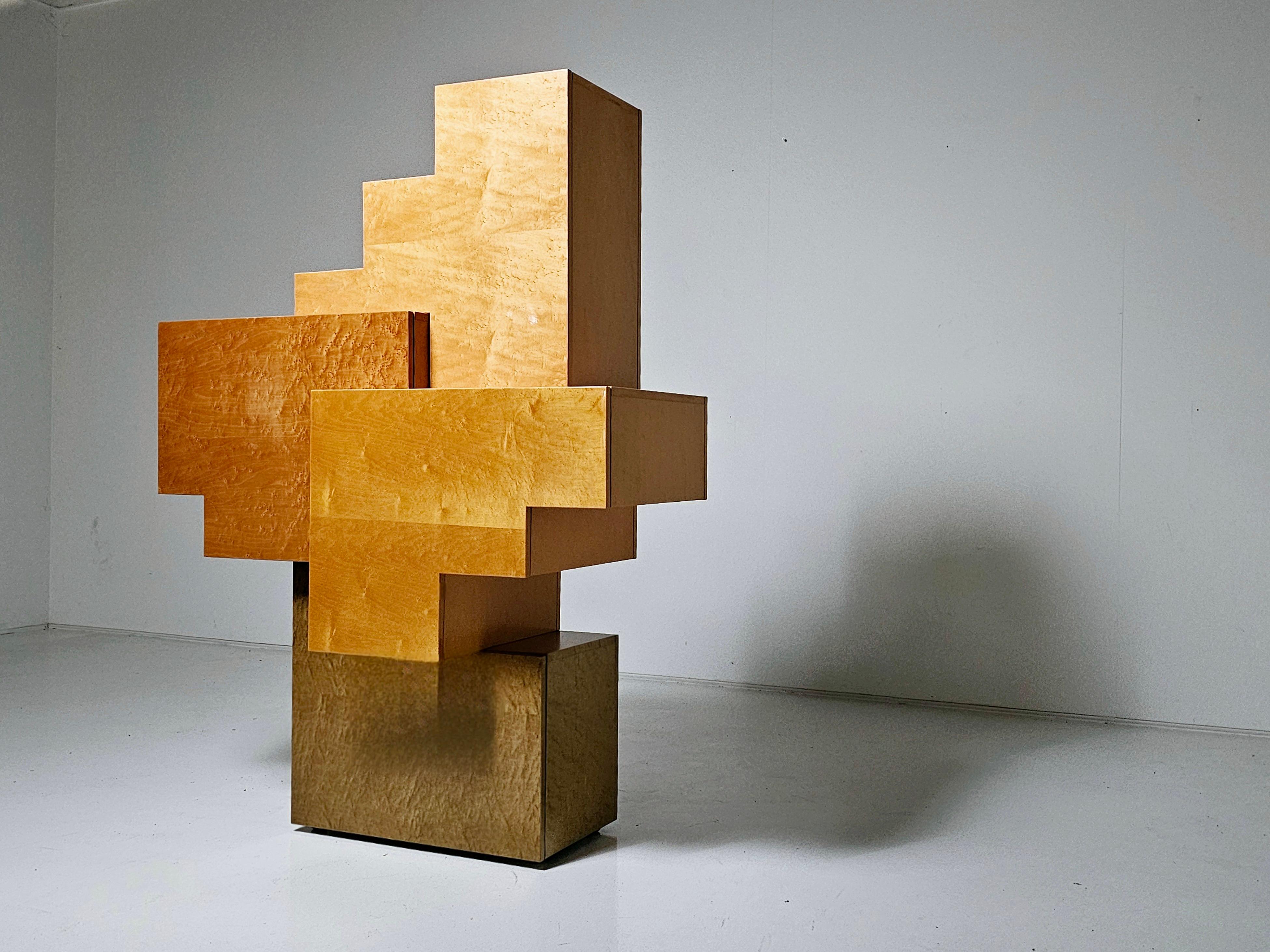 Armoire cubiste sculpturale unique fabriquée en Italie dans les années 1990. Fabriqué en bois de ronce dans différents tons et couleurs. Pièce de très haute qualité. Très probablement unique en son genre. Il peut être utilisé de manière