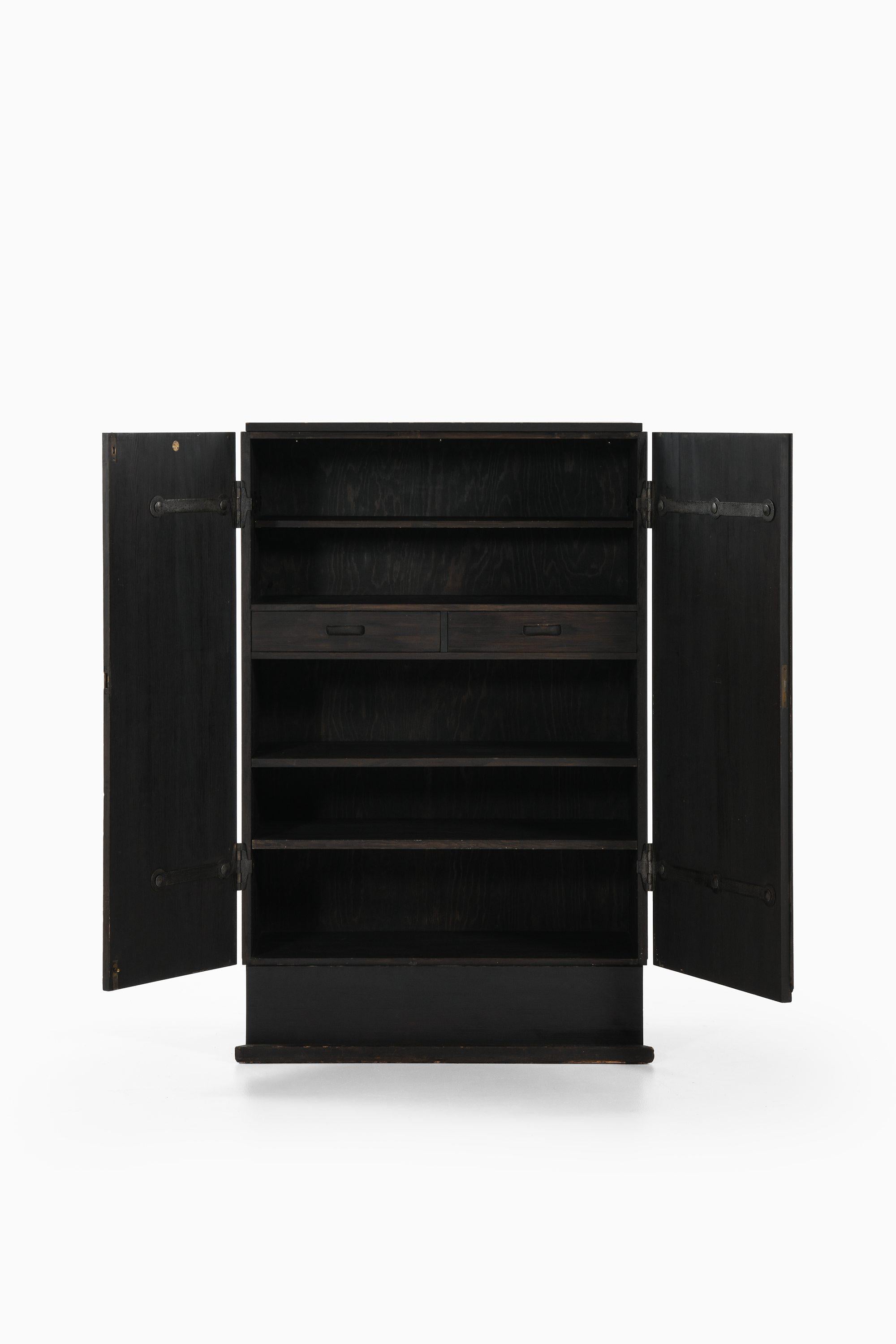 Armadio unico in pino tinto nero con accessori in ferro di Axel Einar Hjorth, 1930

Il mobile in questione è stato ordinato in occasione della mostra di primavera presso il Nordiska Kompaniet di Stoccolma nel 1932, quando il modello 