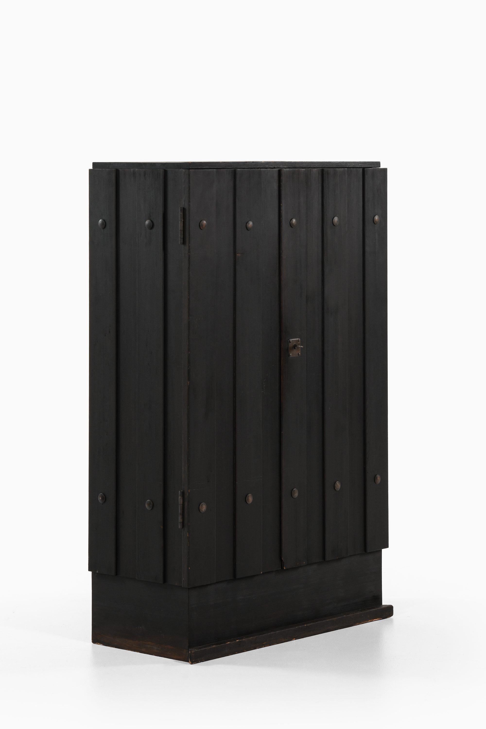 Scandinavo moderno Armadio unico in pino nero con accessori in ferro di Axel Einar Hjorth, anni '30 in vendita