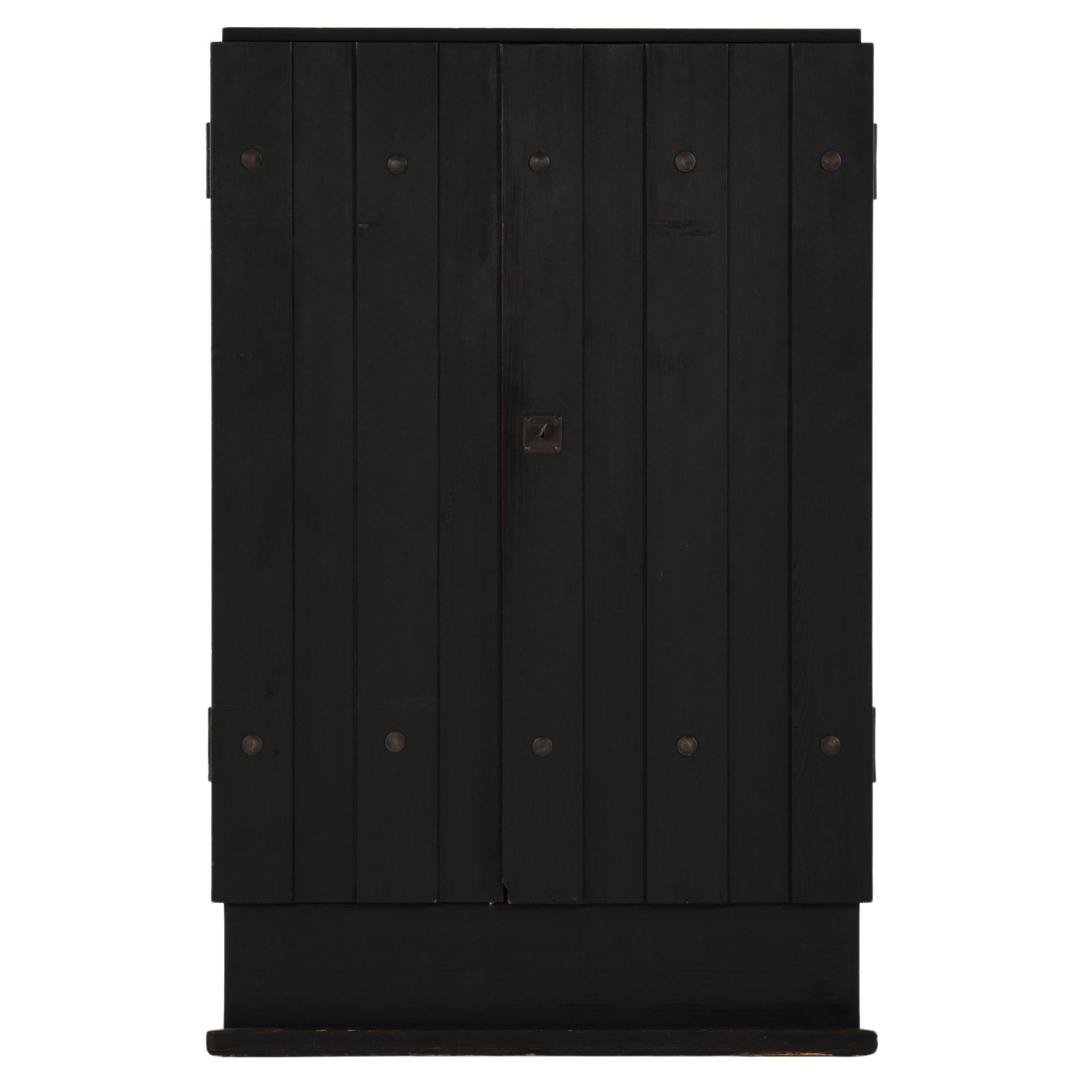 Cabinet unique en pin noir avec ferrures par Axel Einar Hjorth, années 1930