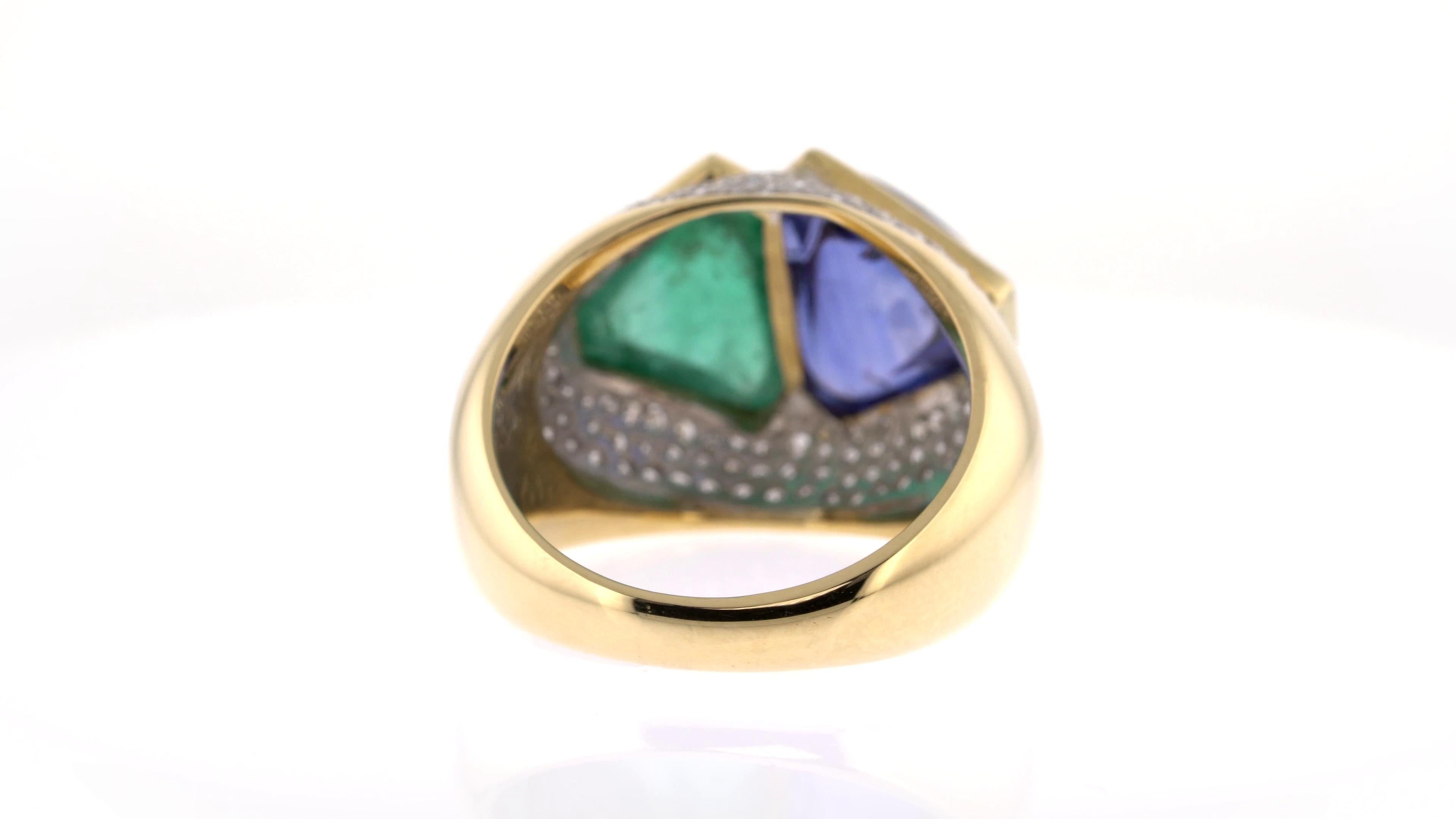 Unique Cabochon Sapphire and Emerald Ring with Pavé Diamonds In Good Condition For Sale In London, GB