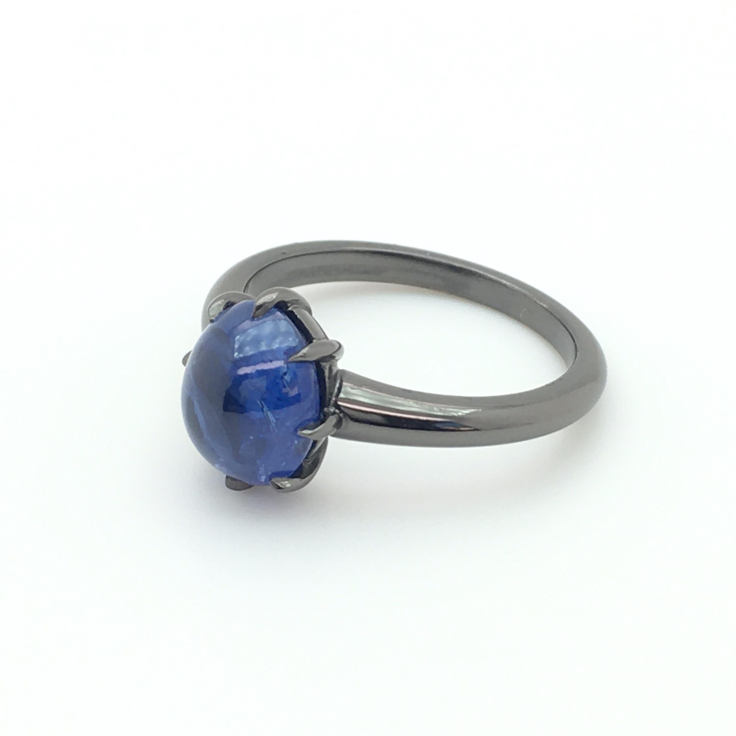 3.61 Carats Cabochon Sapphire Ring Set in 18k Black - Another Haruni Special In New Condition For Sale In London, GB