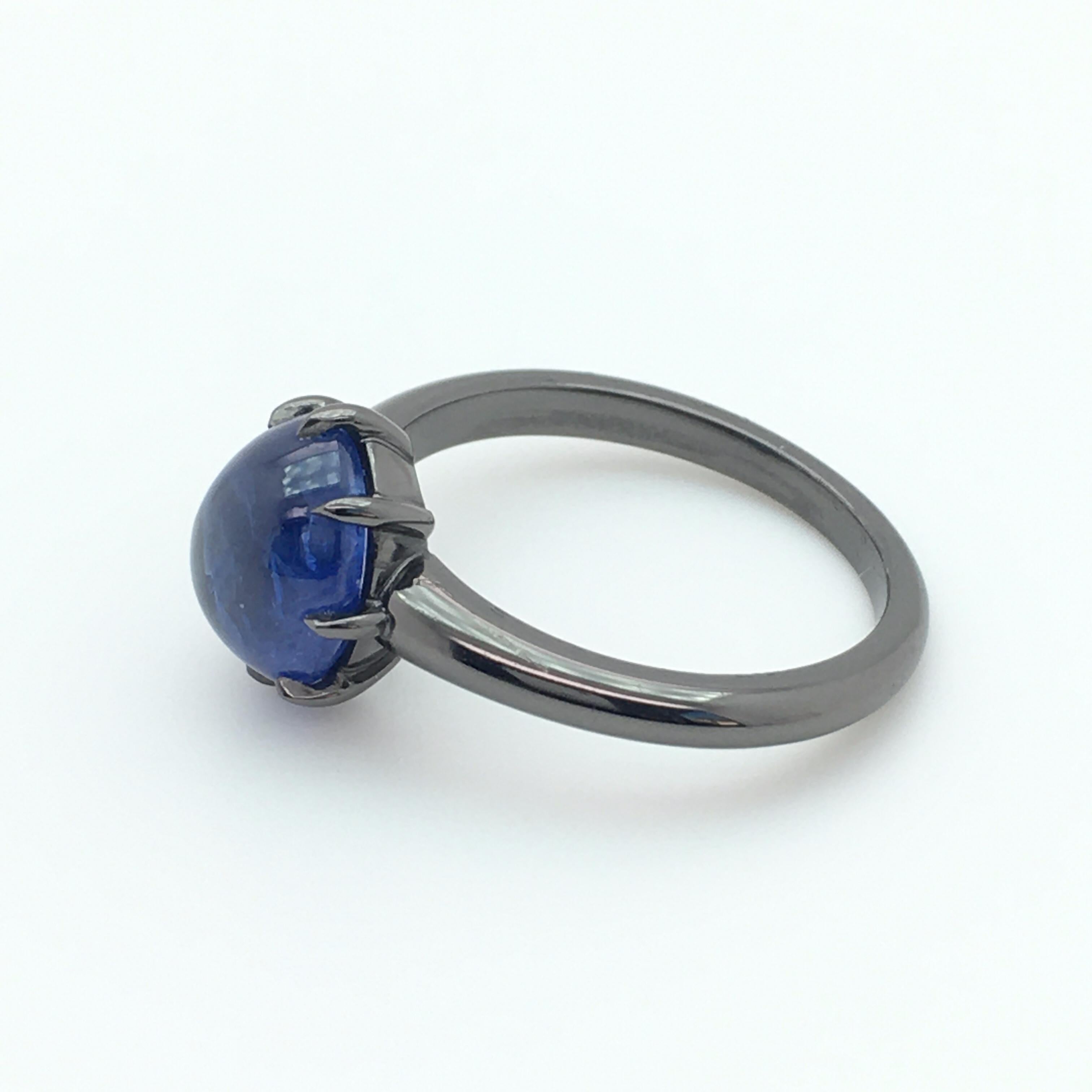 Women's or Men's 3.61 Carats Cabochon Sapphire Ring Set in 18k Black - Another Haruni Special For Sale