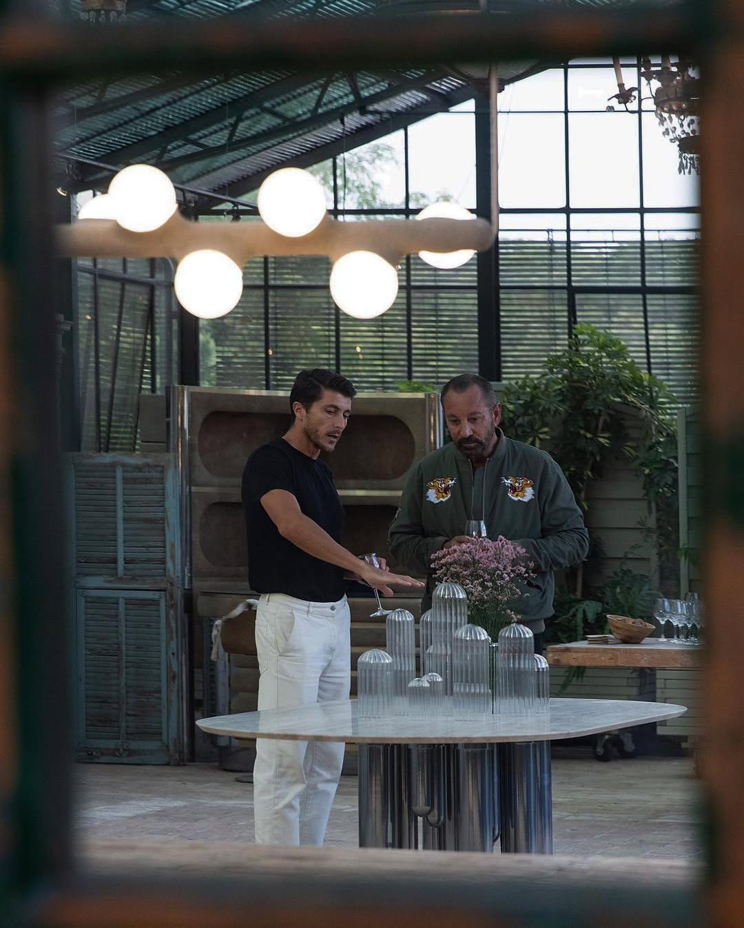 Tavolo rotondo in velluto Cactus con vetro trasparente di Mickael Koska In condizioni Nuovo in vendita a Geneve, CH