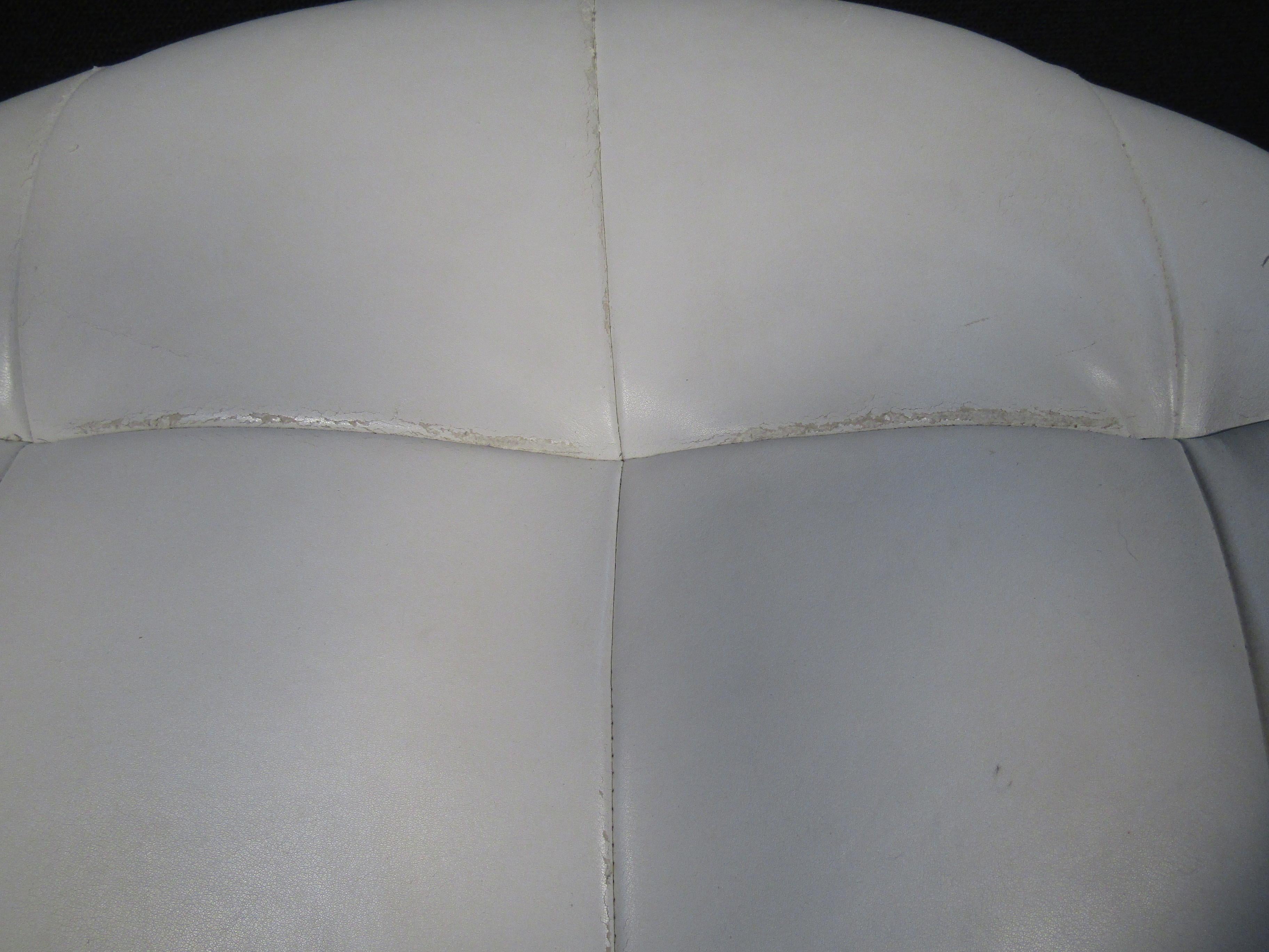 Unique Carlo Perazzi Swiveling Leather Lounge Chair In Good Condition For Sale In Brooklyn, NY