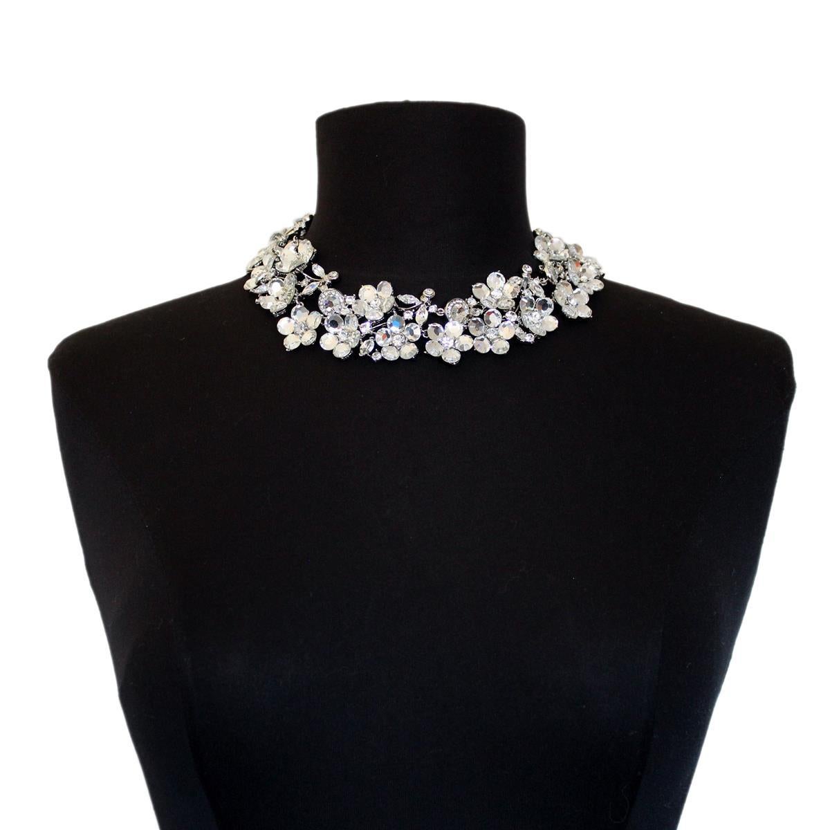 Stunning fancy piece by Carlo Zini Milano
Vintage
Non allergenic rhodium
Amazing creation of crystals and rhinestones
100% Artisanal work
Made in Milano
Worldwide express shipping included in the price !