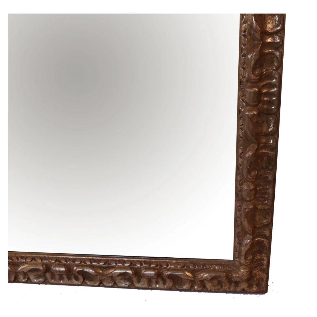 Miroir rectangulaire unique en bois sculpté et doré Bon état - En vente à Locust Valley, NY