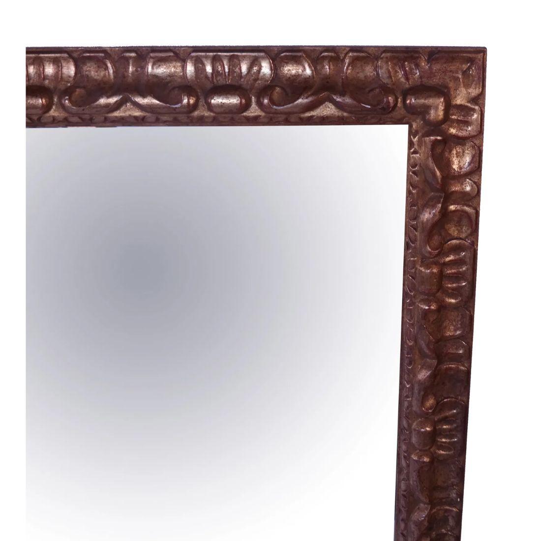 20ième siècle Miroir rectangulaire unique en bois sculpté et doré en vente